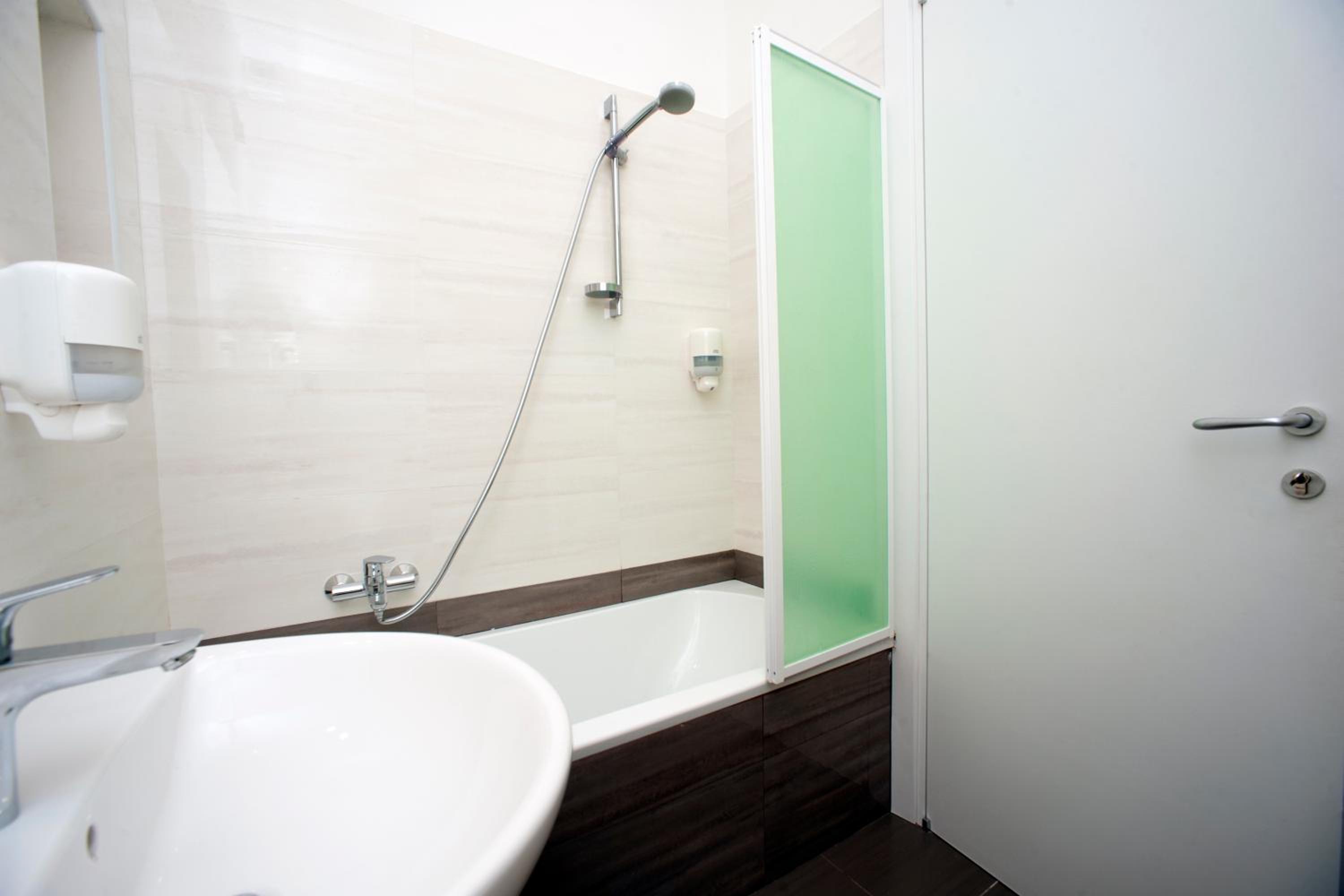 Quadruple Room with Private Bathroom - Photo 7