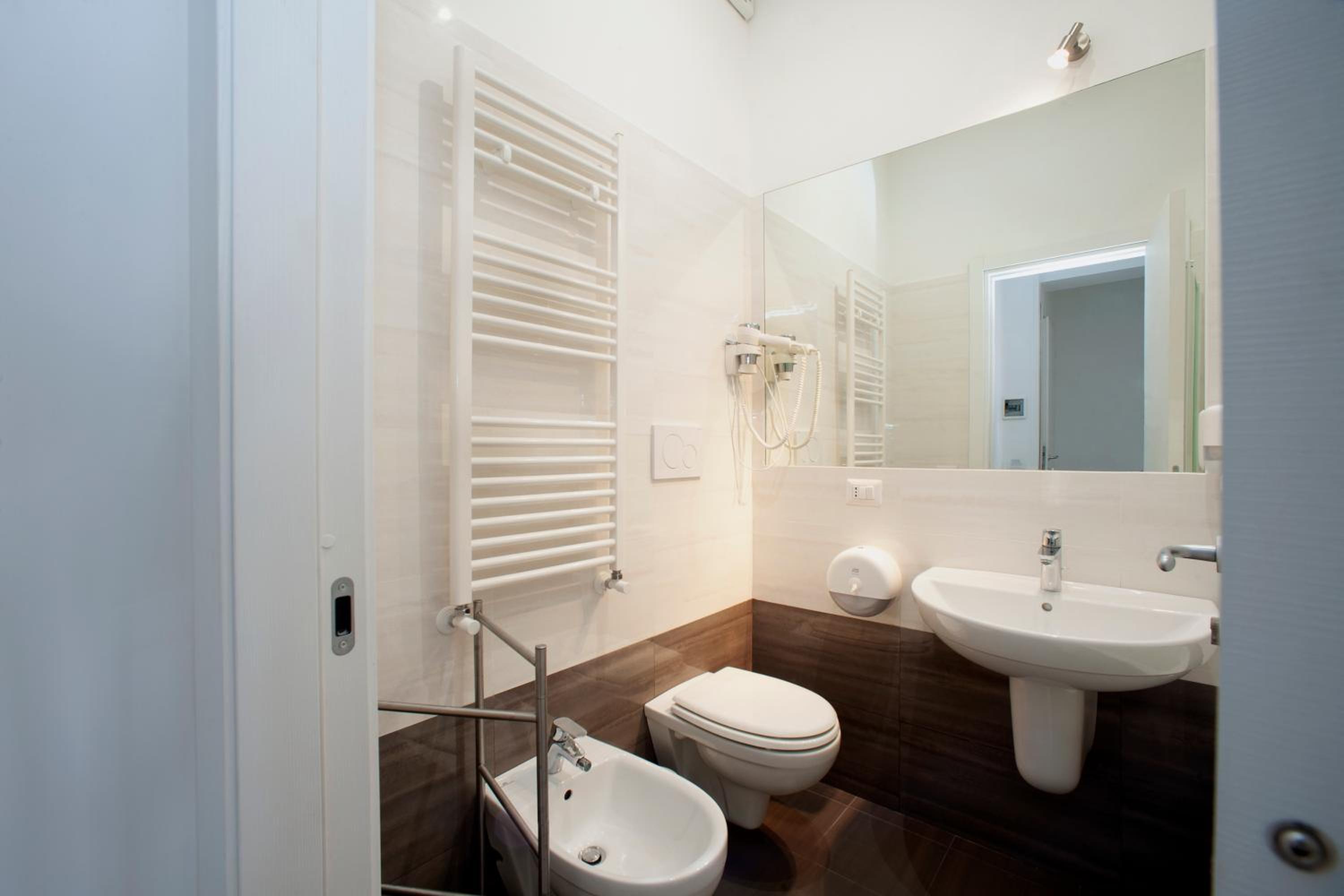 Quadruple Room with Private Bathroom - Photo 8