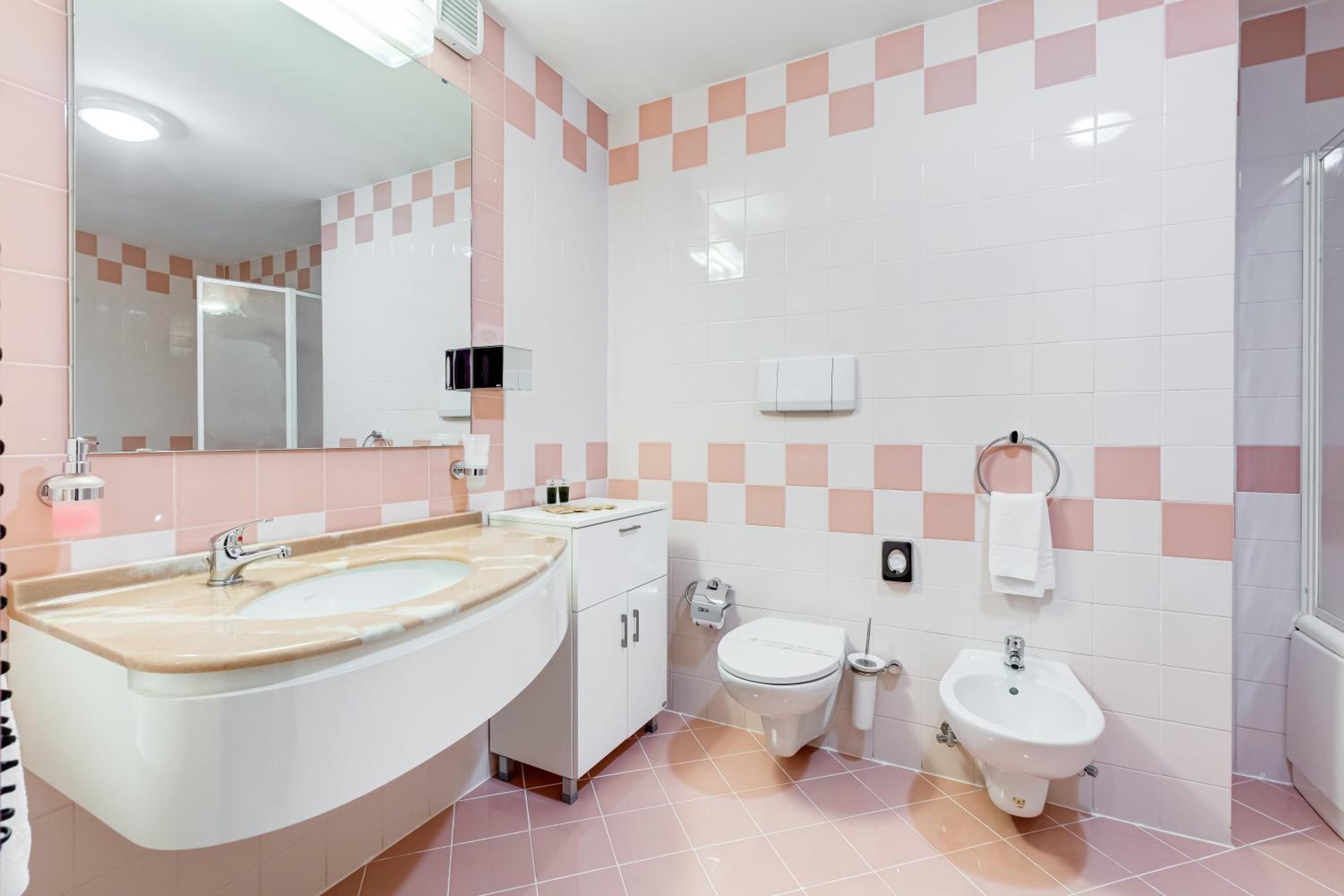 Standard King Room - Photo 11