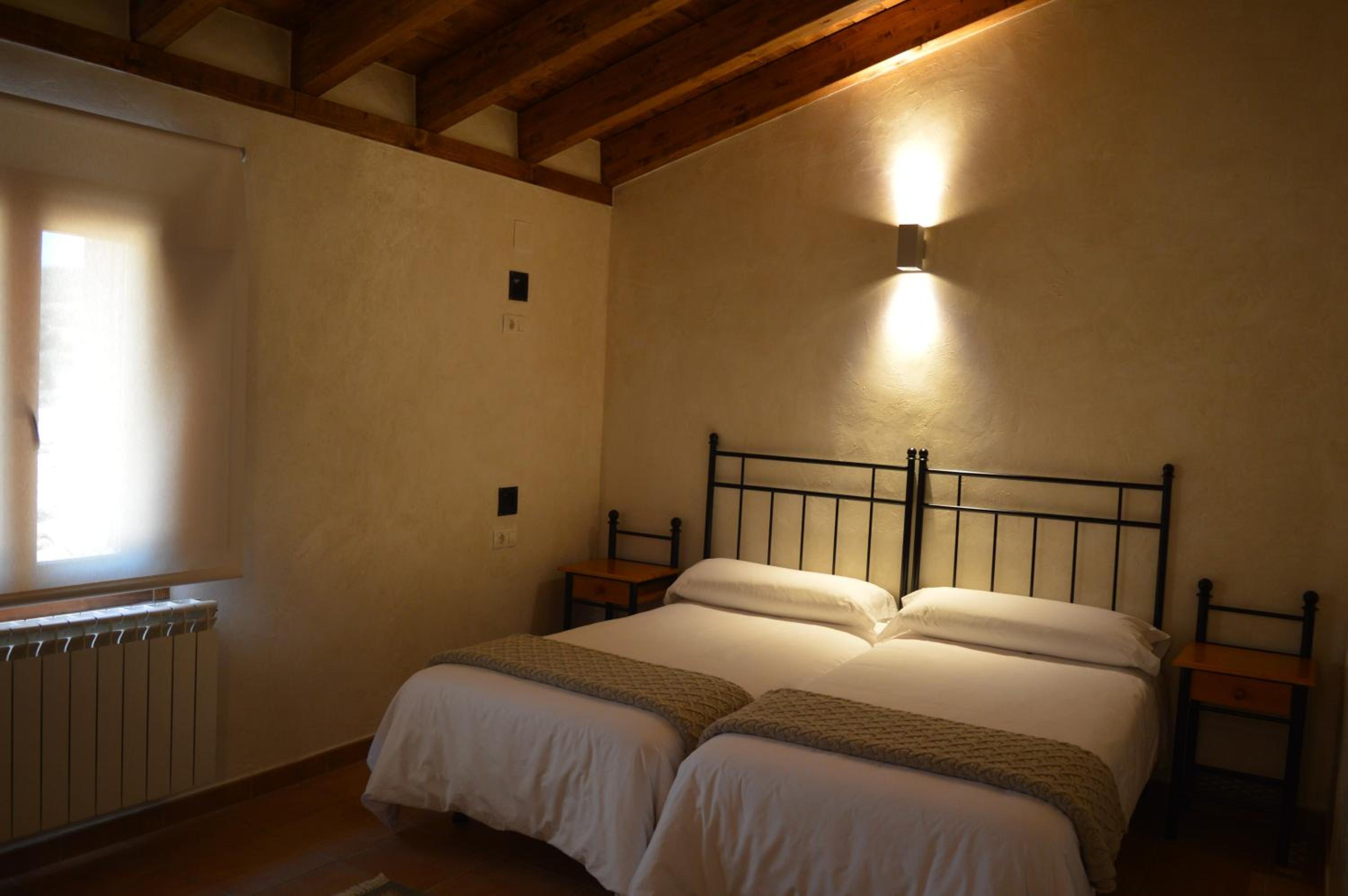 Twin Room with Private Bathroom - Photo 5
