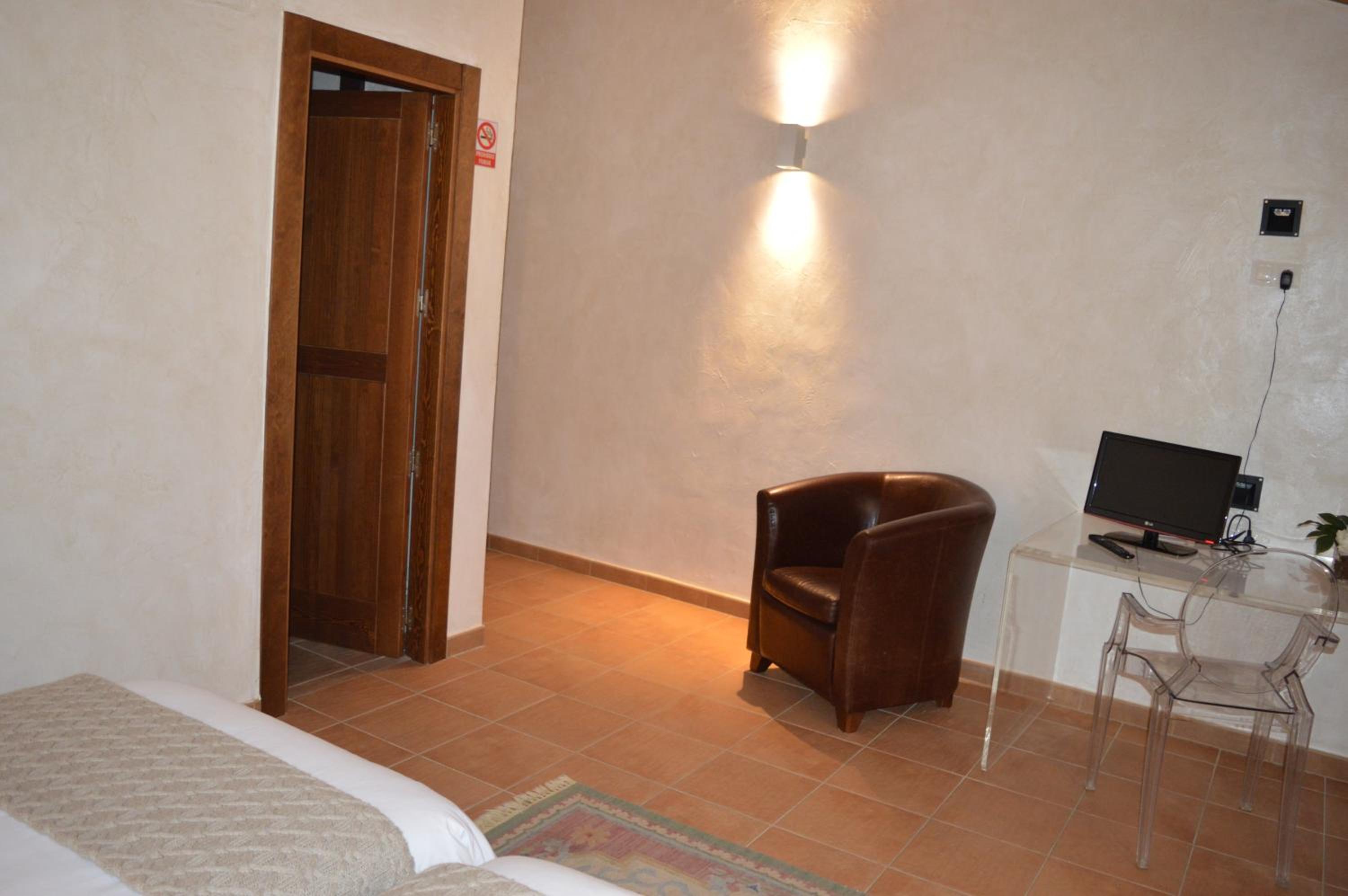 Twin Room with Private Bathroom - Photo 1