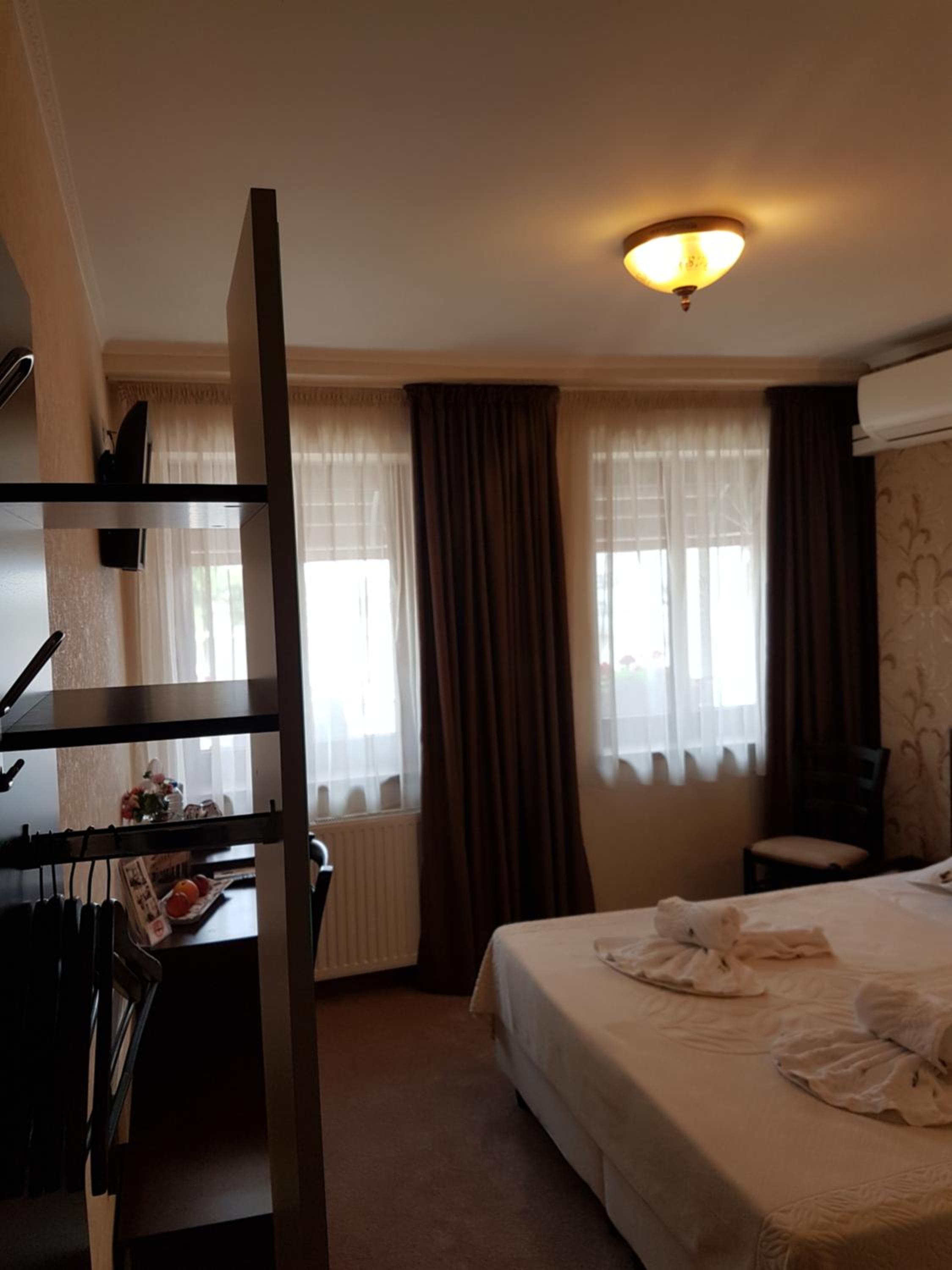 Standard Double Room - Photo 15