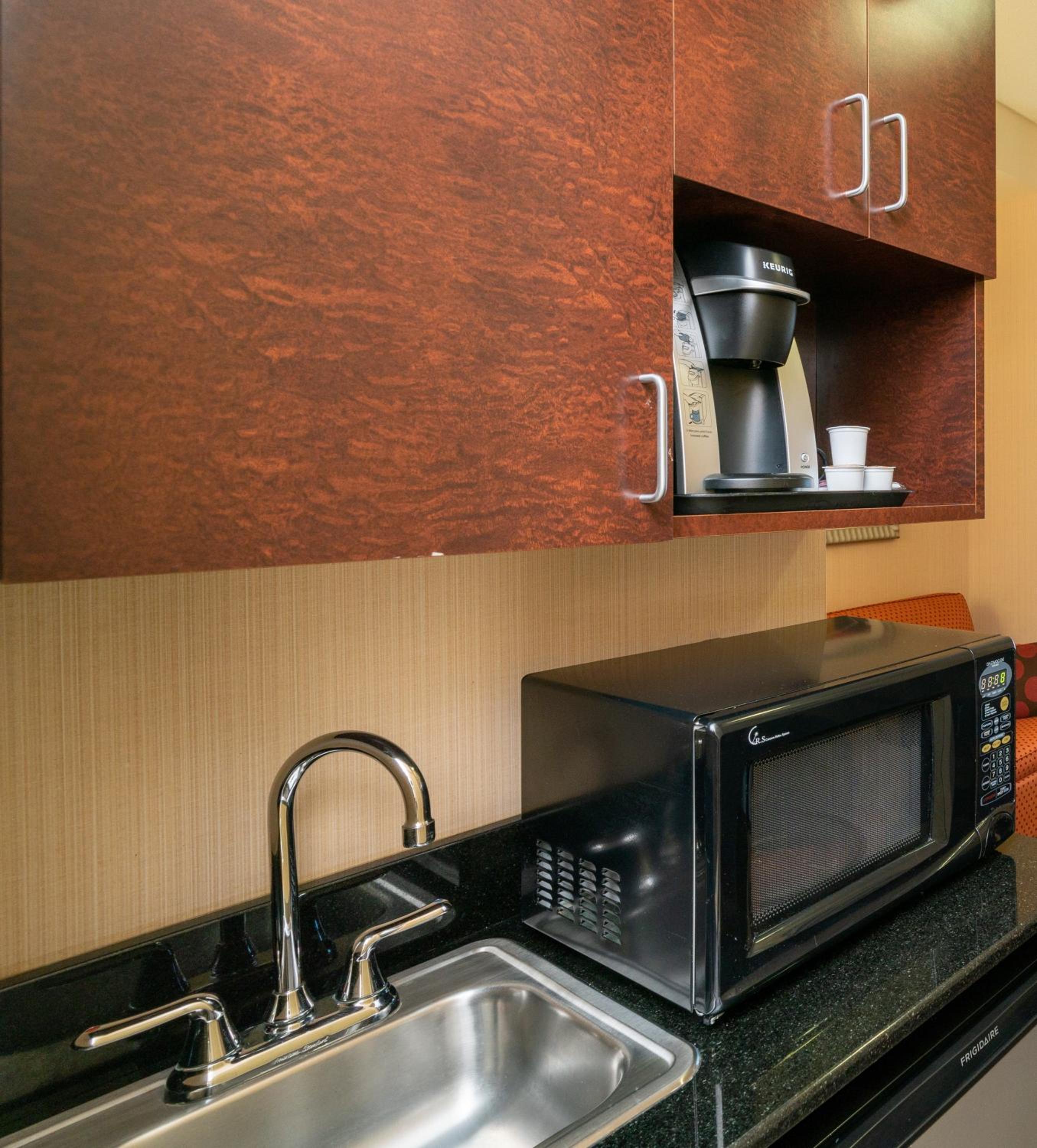 Deluxe Queen Suite photo 3