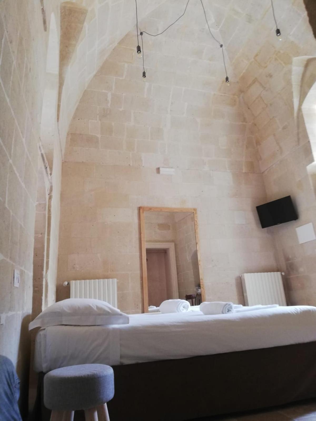 Standard Double Room - Photo 22