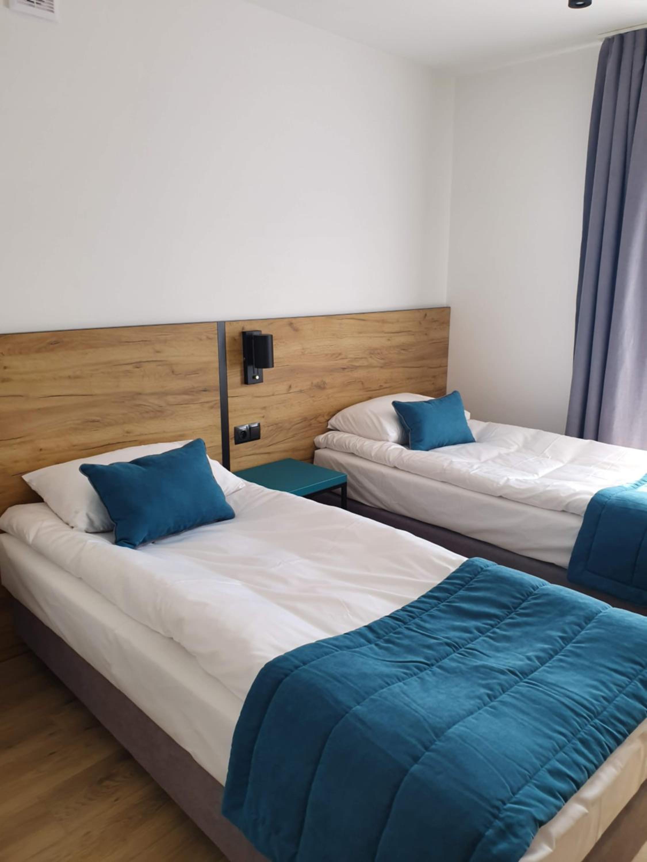 Twin Room with Private Bathroom - Photo 3