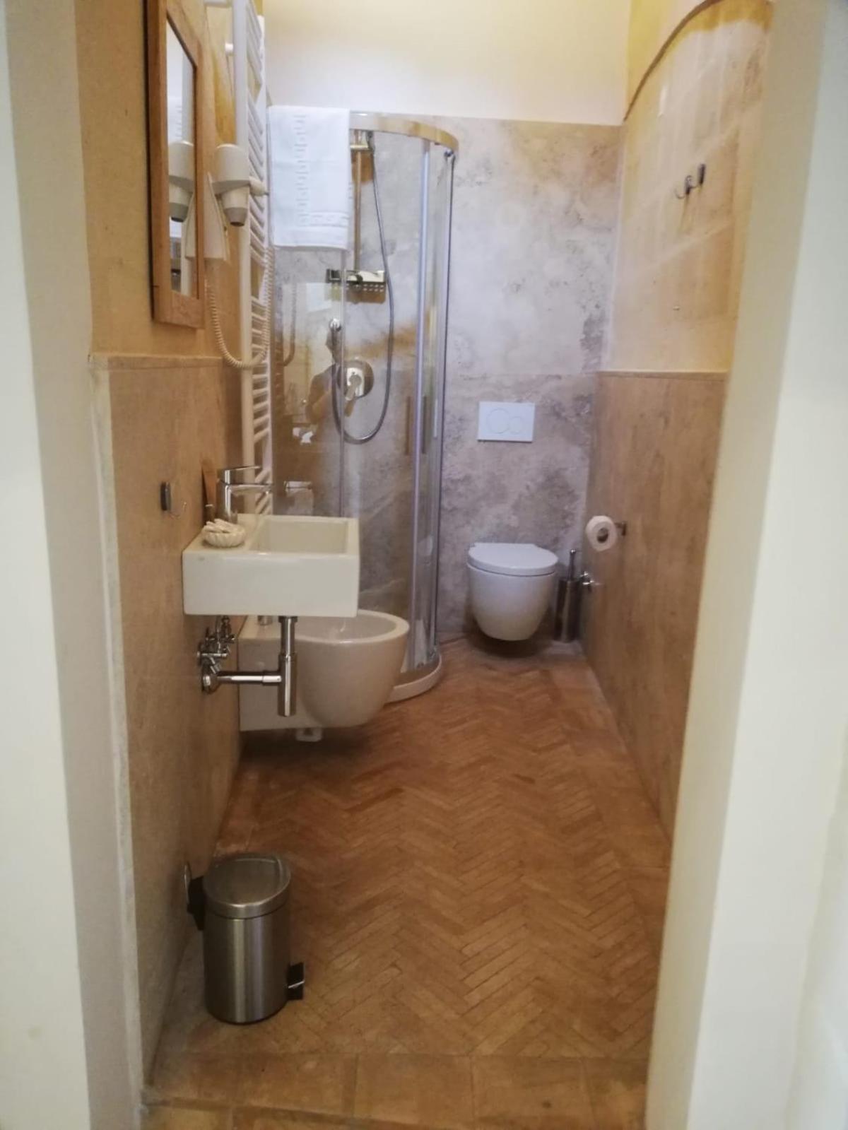 Standard Double Room - Photo 25