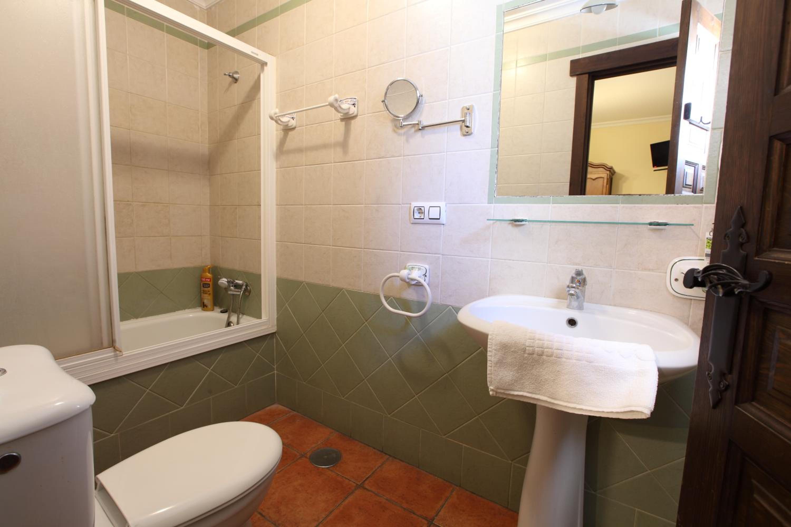 Deluxe Double Room with Extra Bed - Photo 6