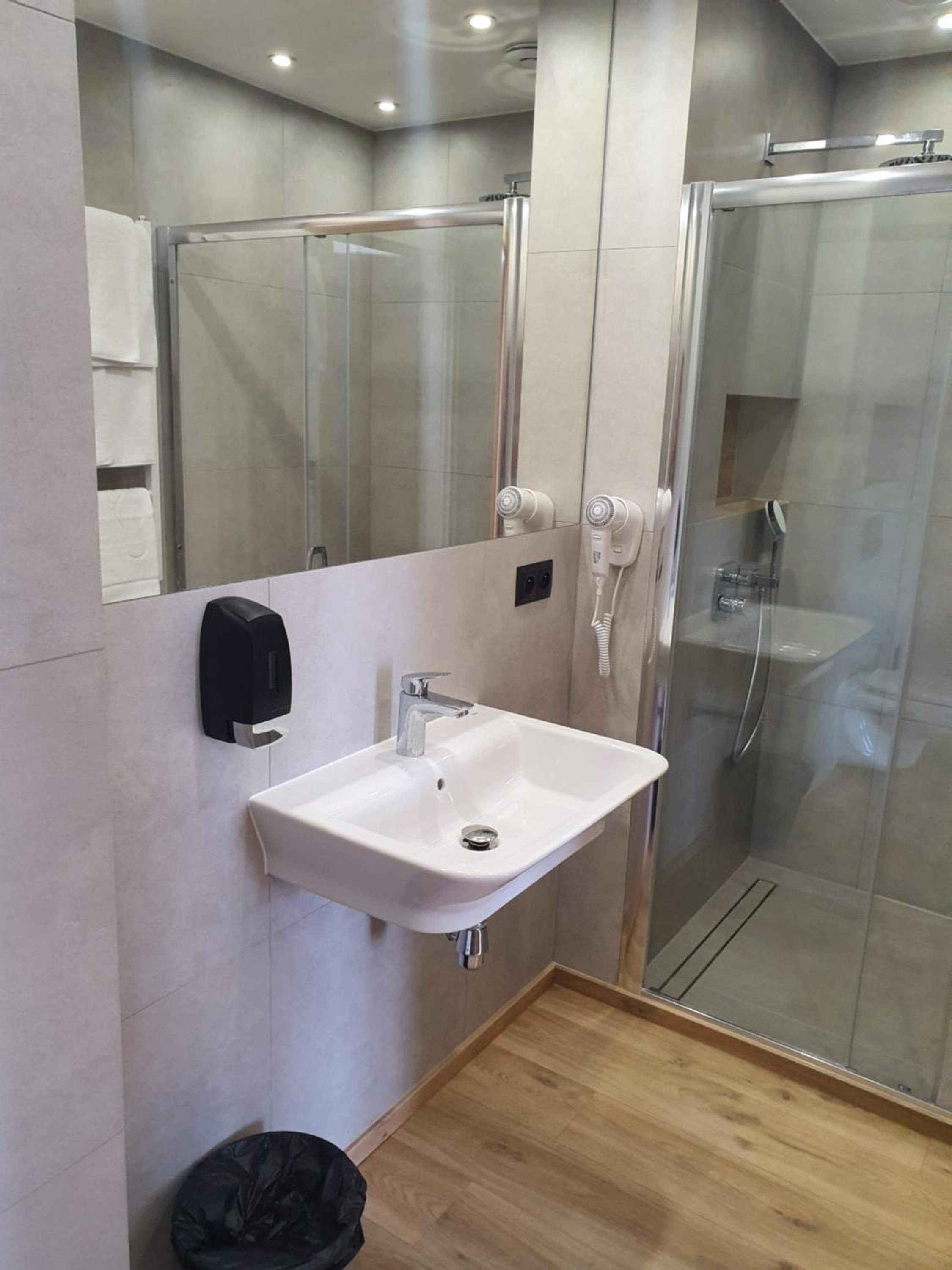 Triple Room with Private Bathroom - Photo 4