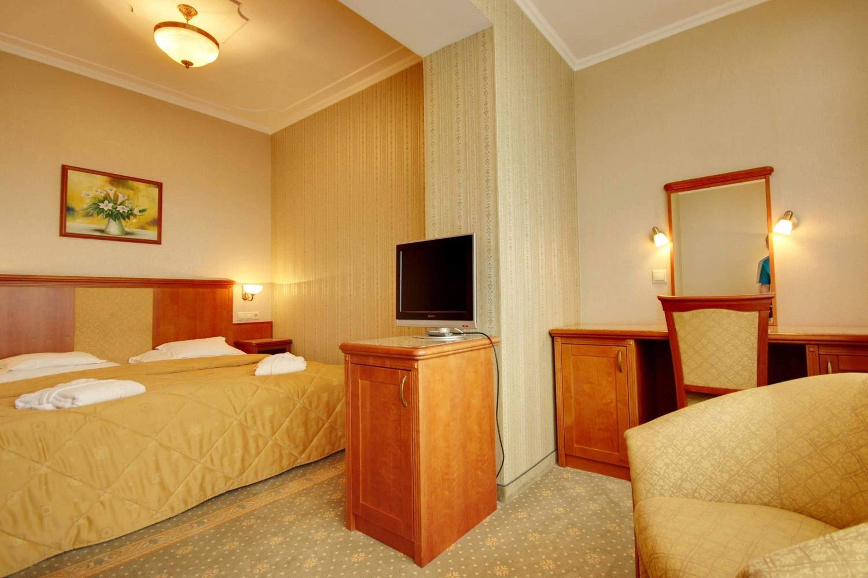 Standard Double or Twin Room - Photo 10