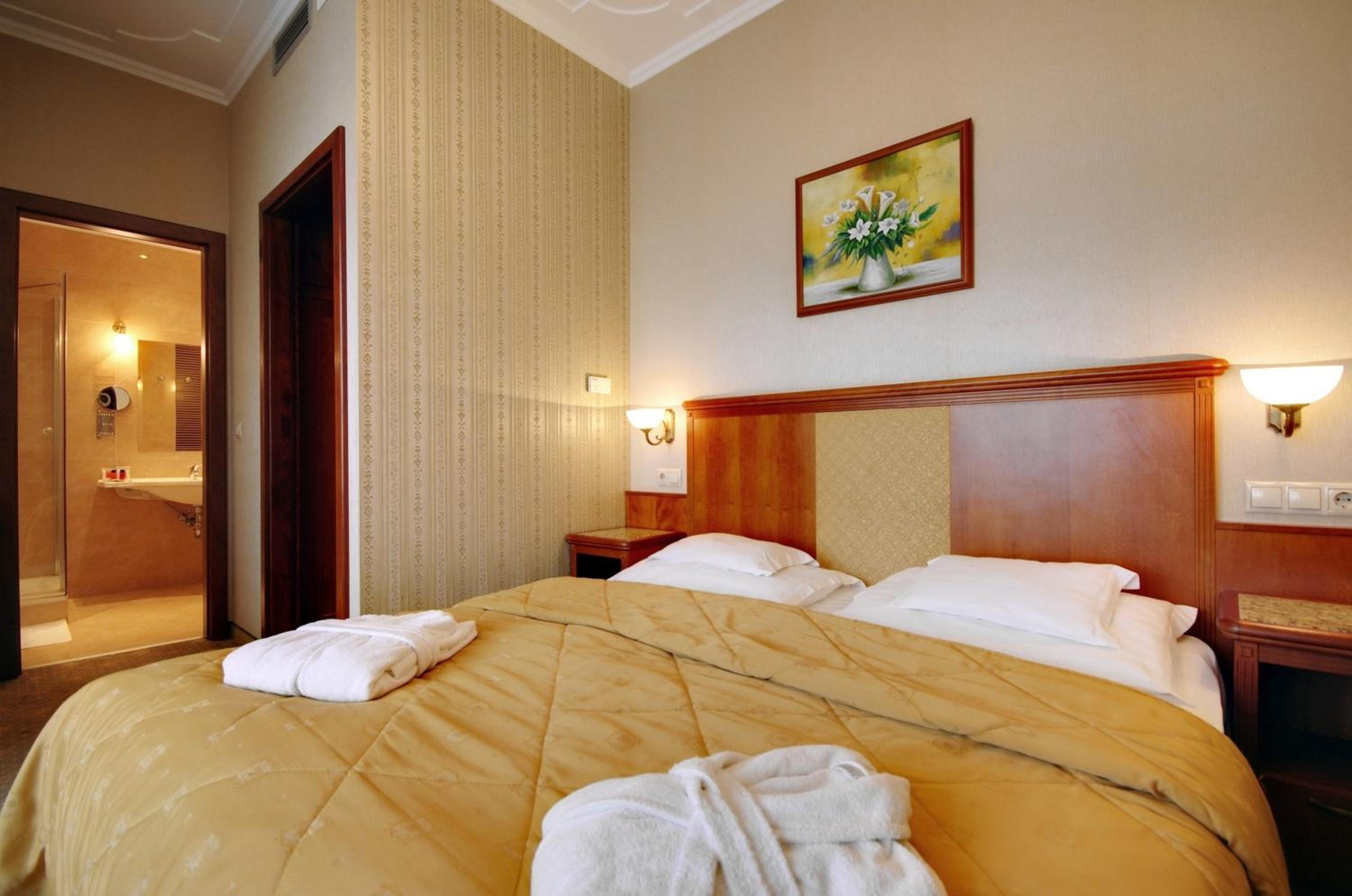 Standard Double or Twin Room - Photo 9