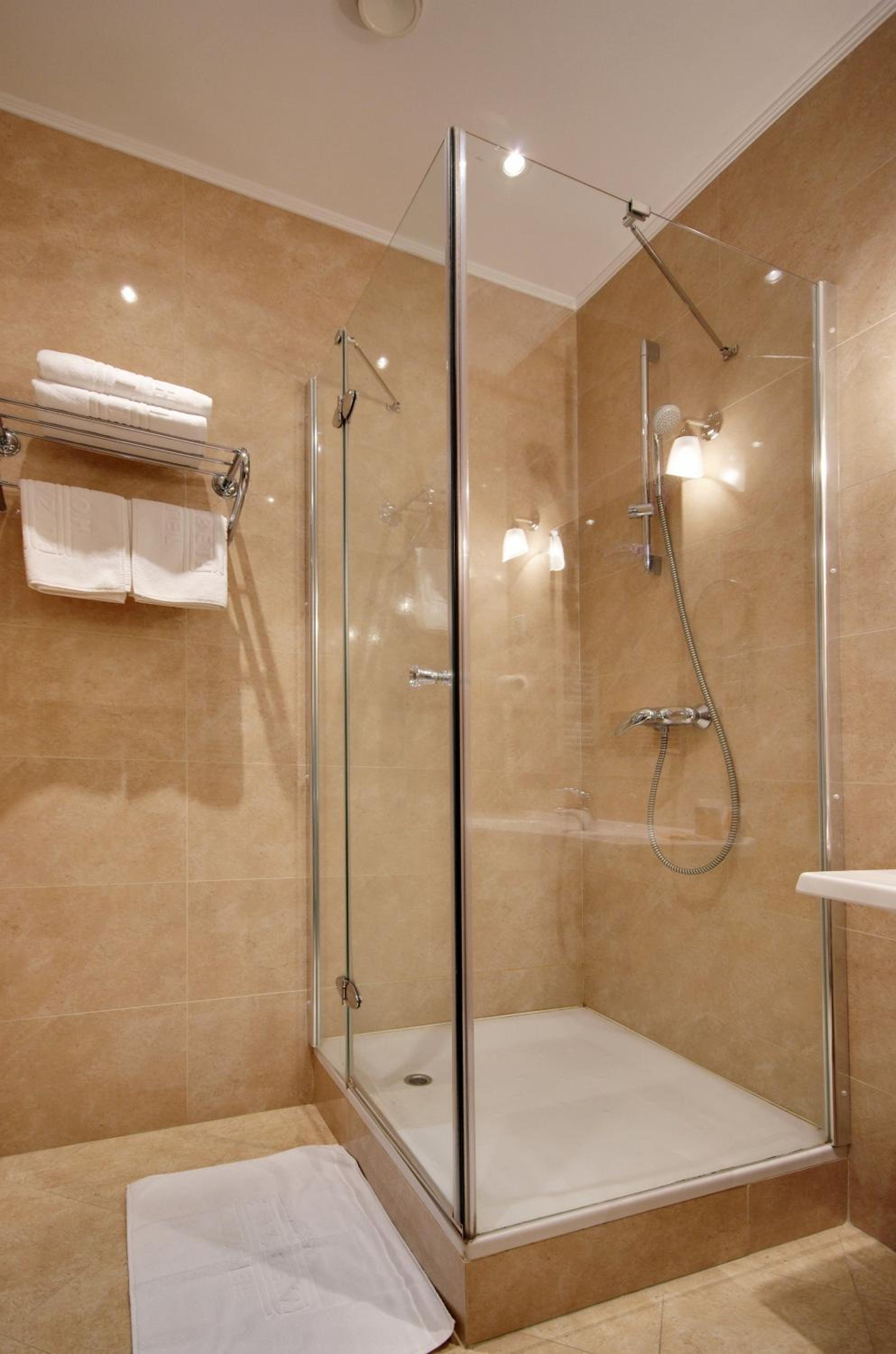 Standard Double or Twin Room - Photo 6
