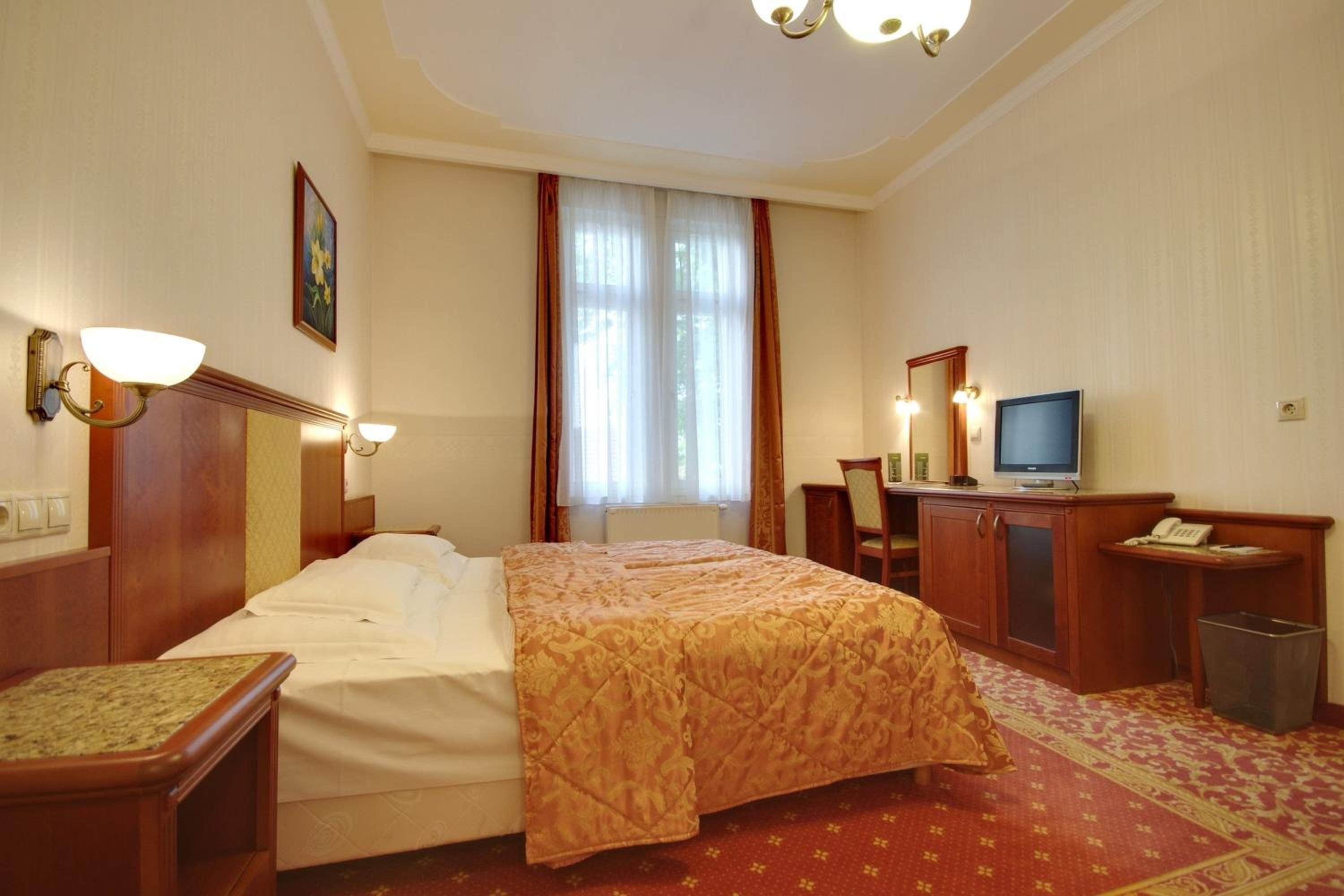Standard Double or Twin Room - Photo 8