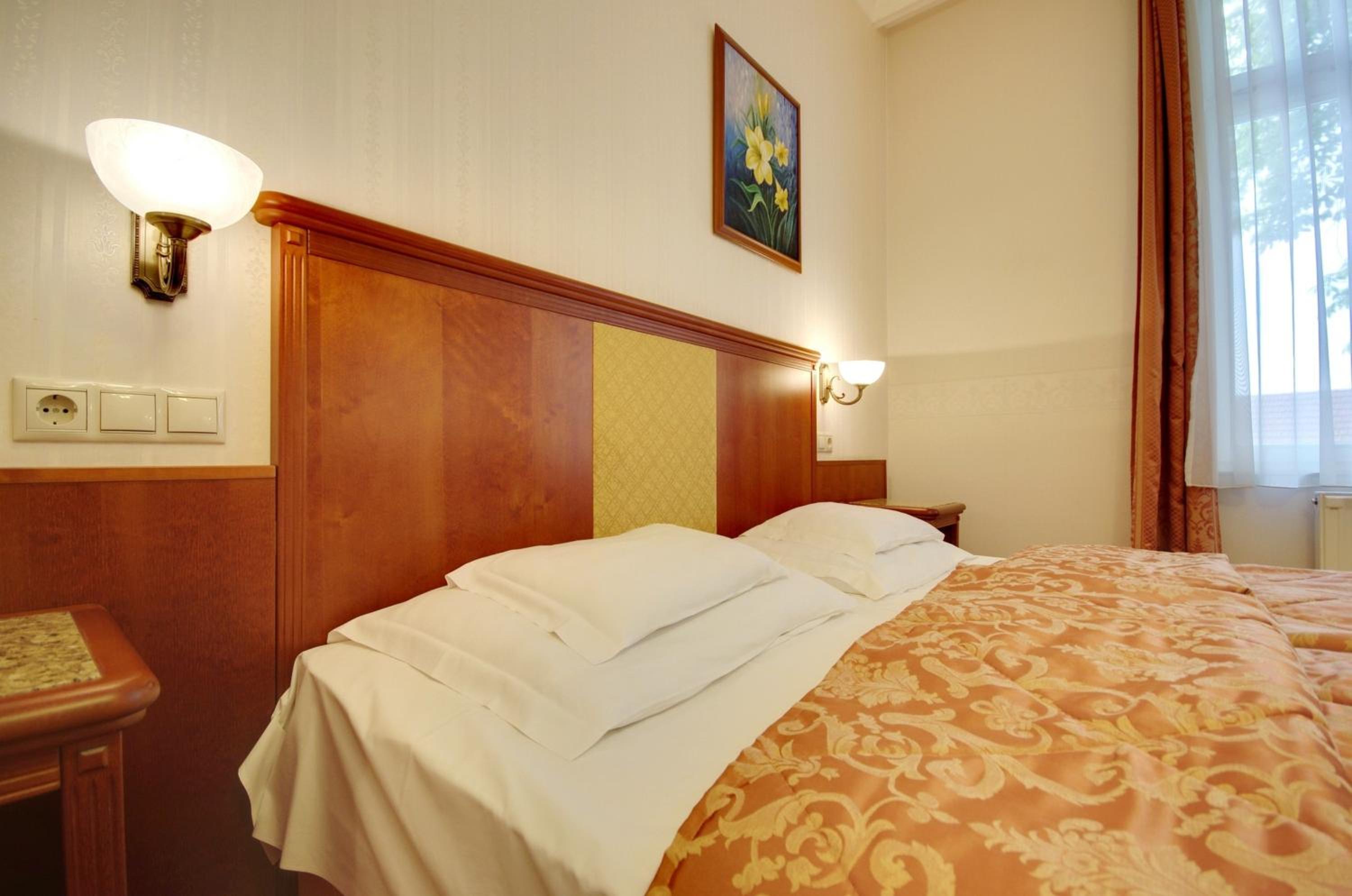 Standard Double or Twin Room - Photo 11