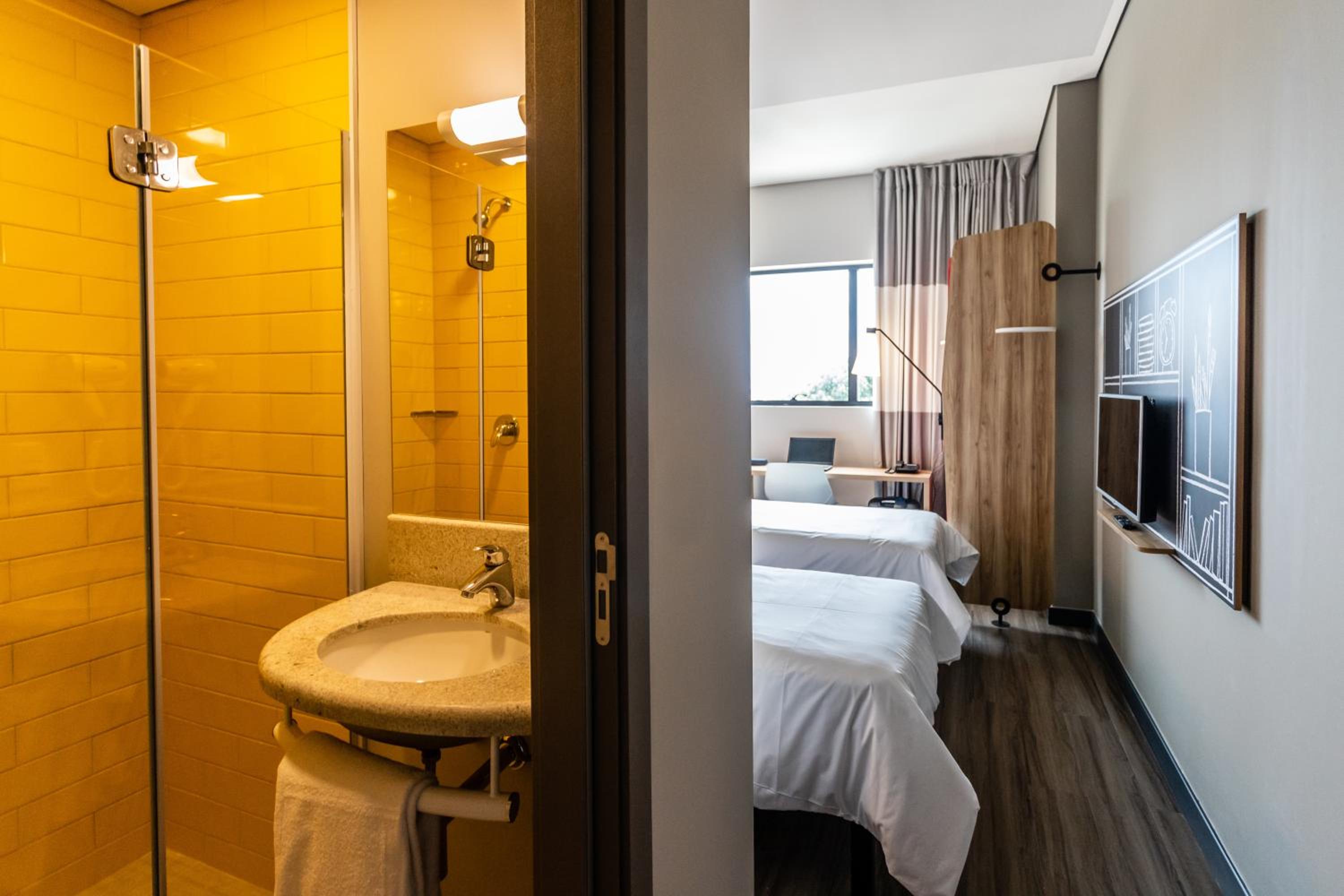 Twin Room - Photo 3