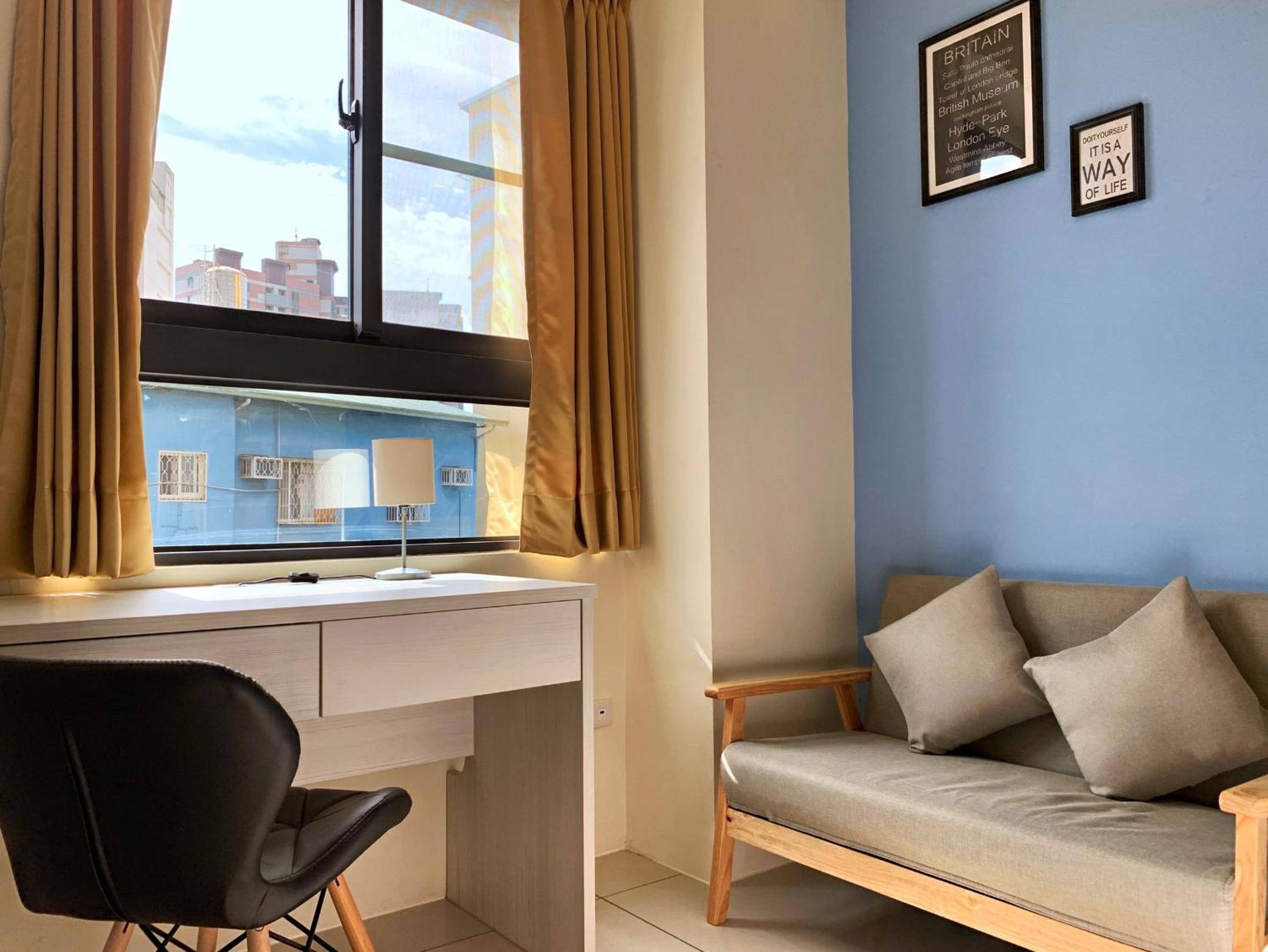 Double Room with Balcony - Photo 11