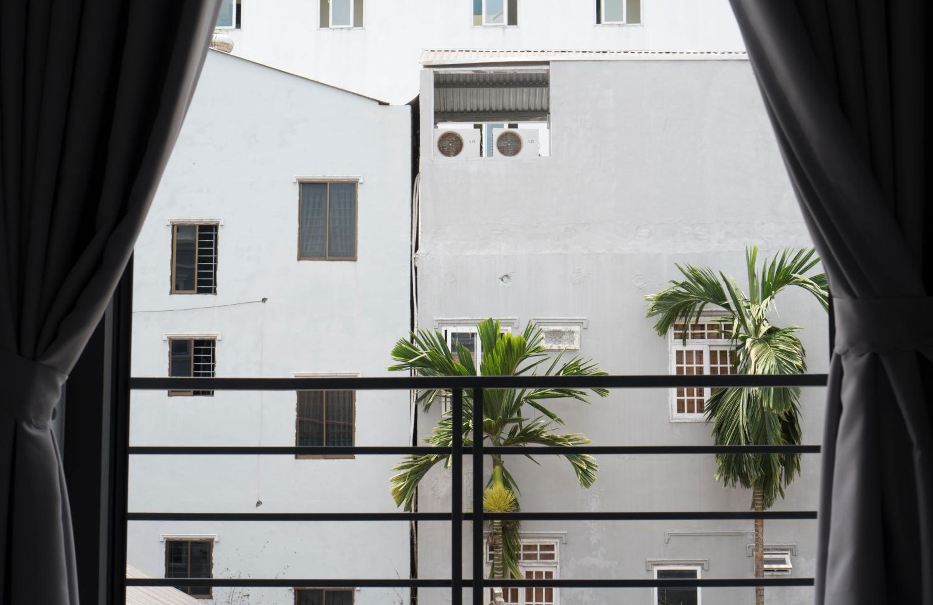 Deluxe Double Room with Balcony - Photo 10