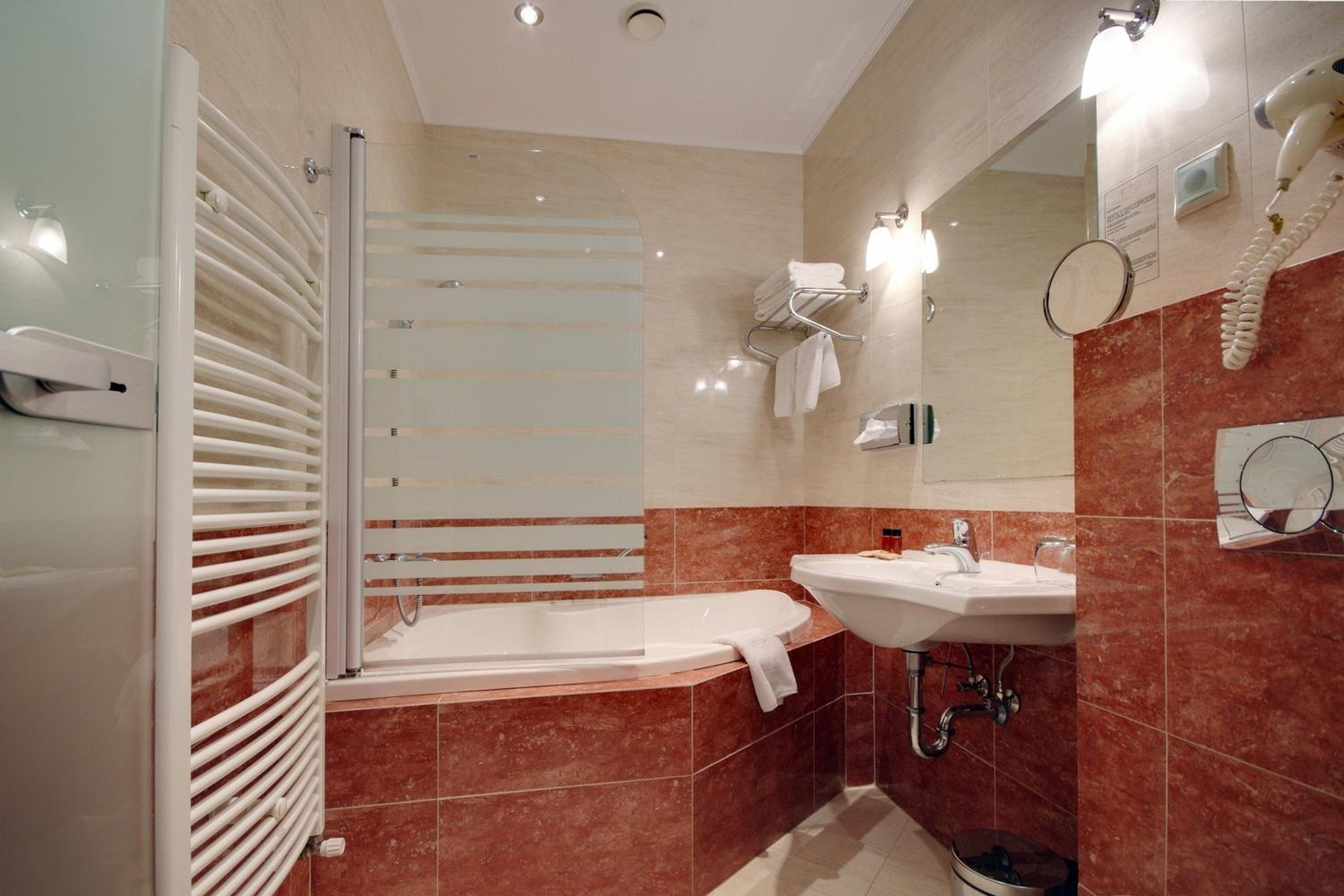 Deluxe Double or Twin Room - Photo 7