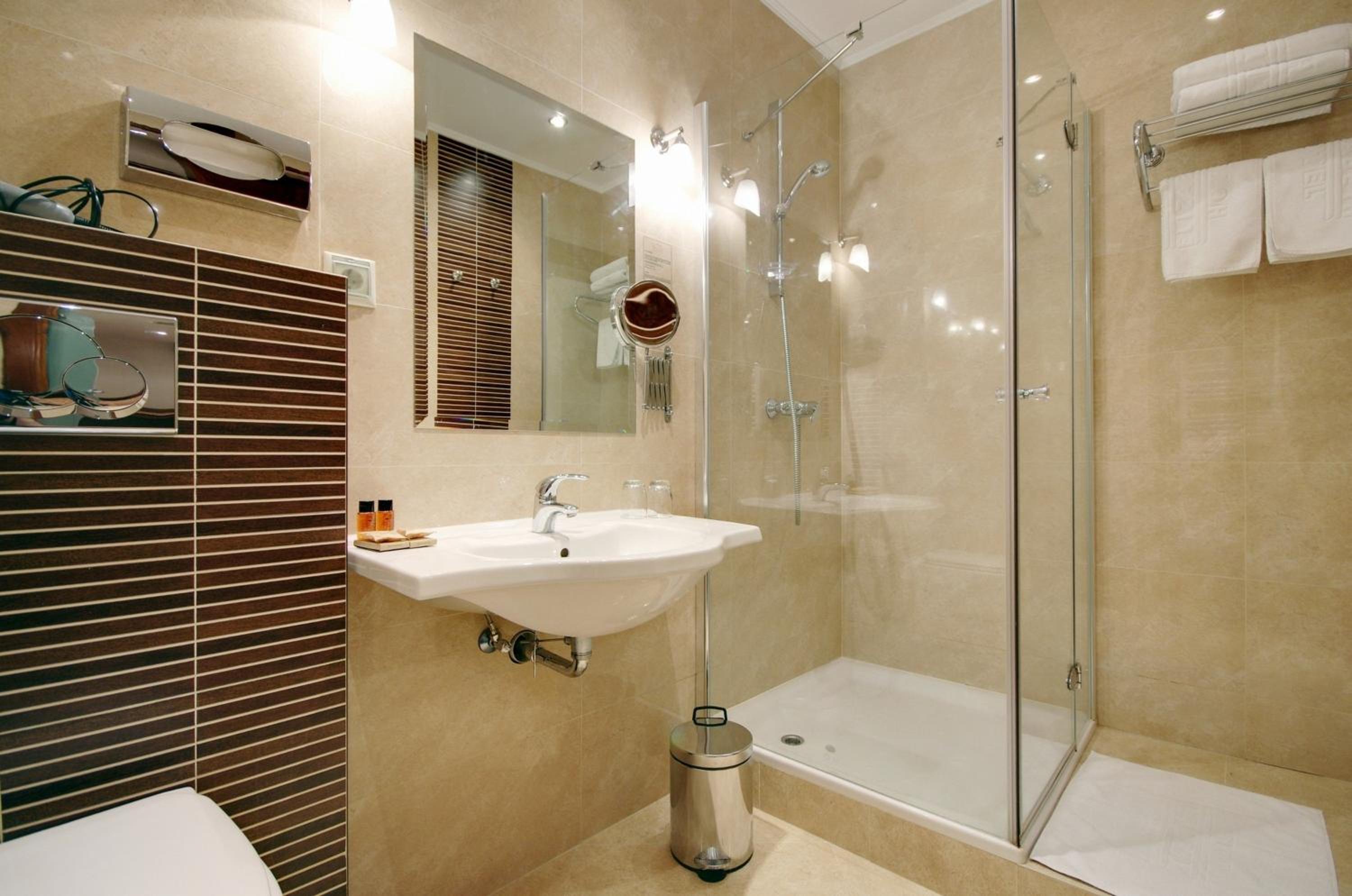 Deluxe Double or Twin Room - Photo 9