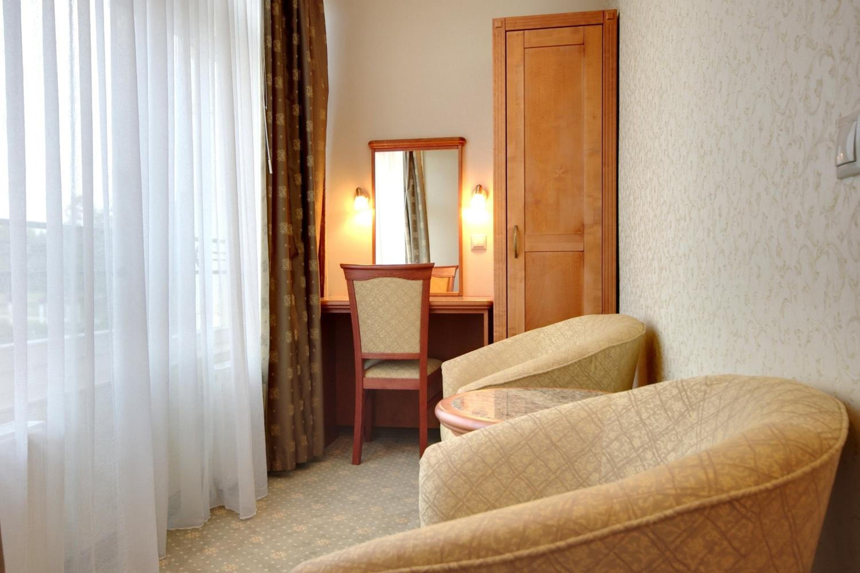 Deluxe Double or Twin Room - Photo 13