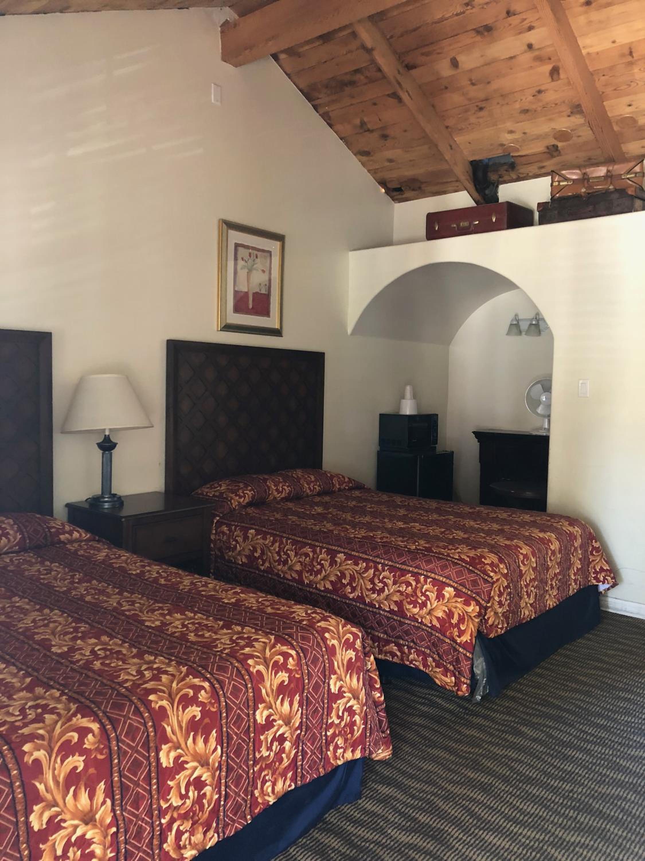 Queen Room with Two Queen Beds - Photo 9