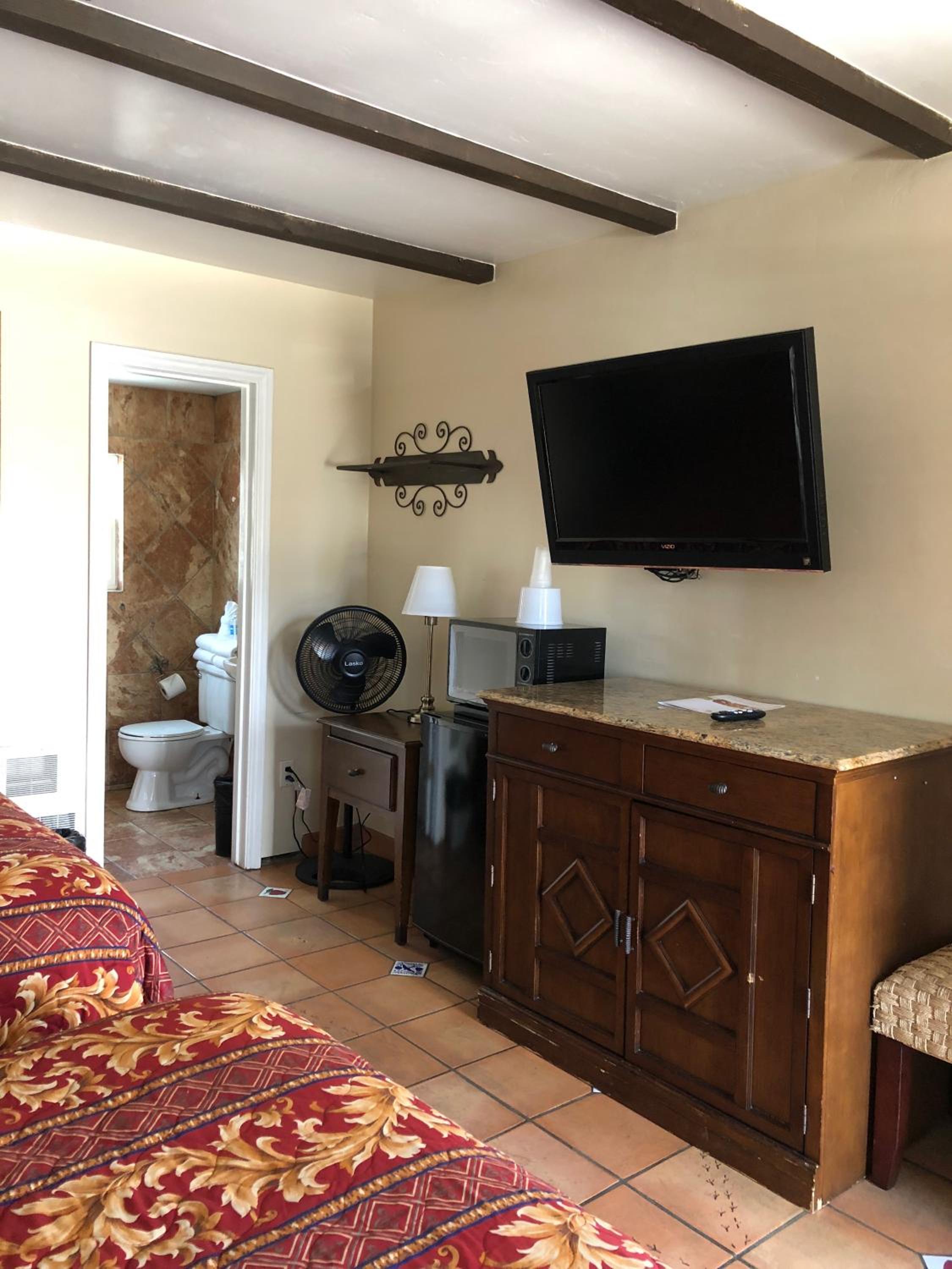 Queen Room with Two Queen Beds - Photo 4