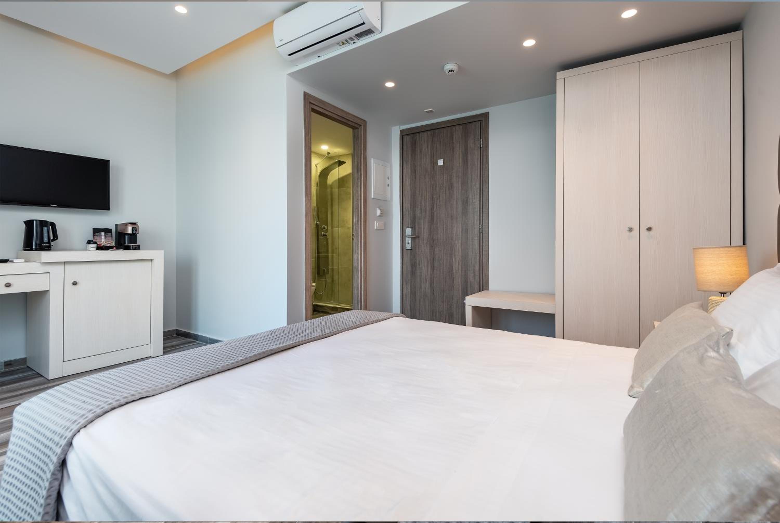 Deluxe Double with Connected Rooms Front and Side Sea View photo 3