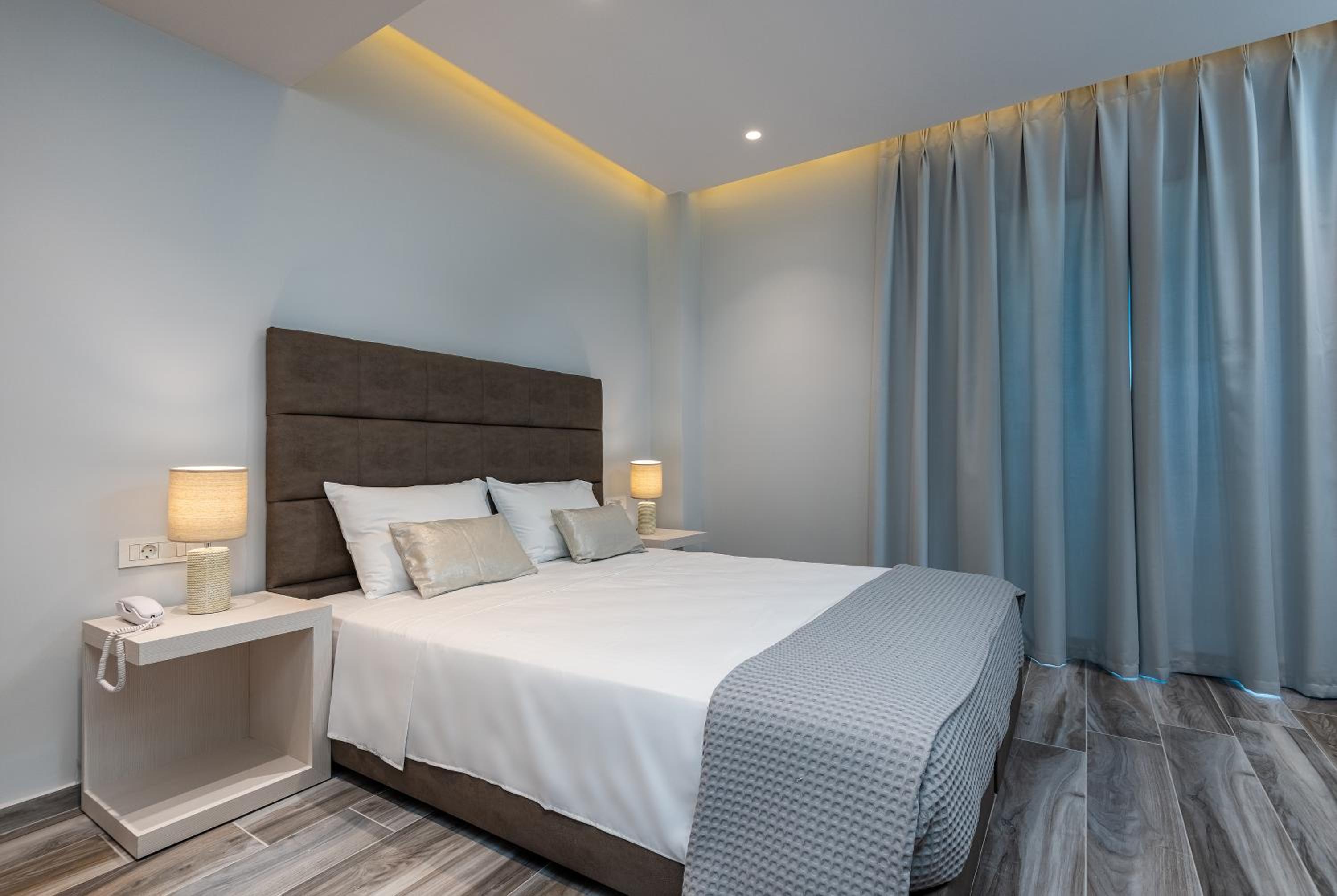 Deluxe Family Room with Side Sea View photo 2
