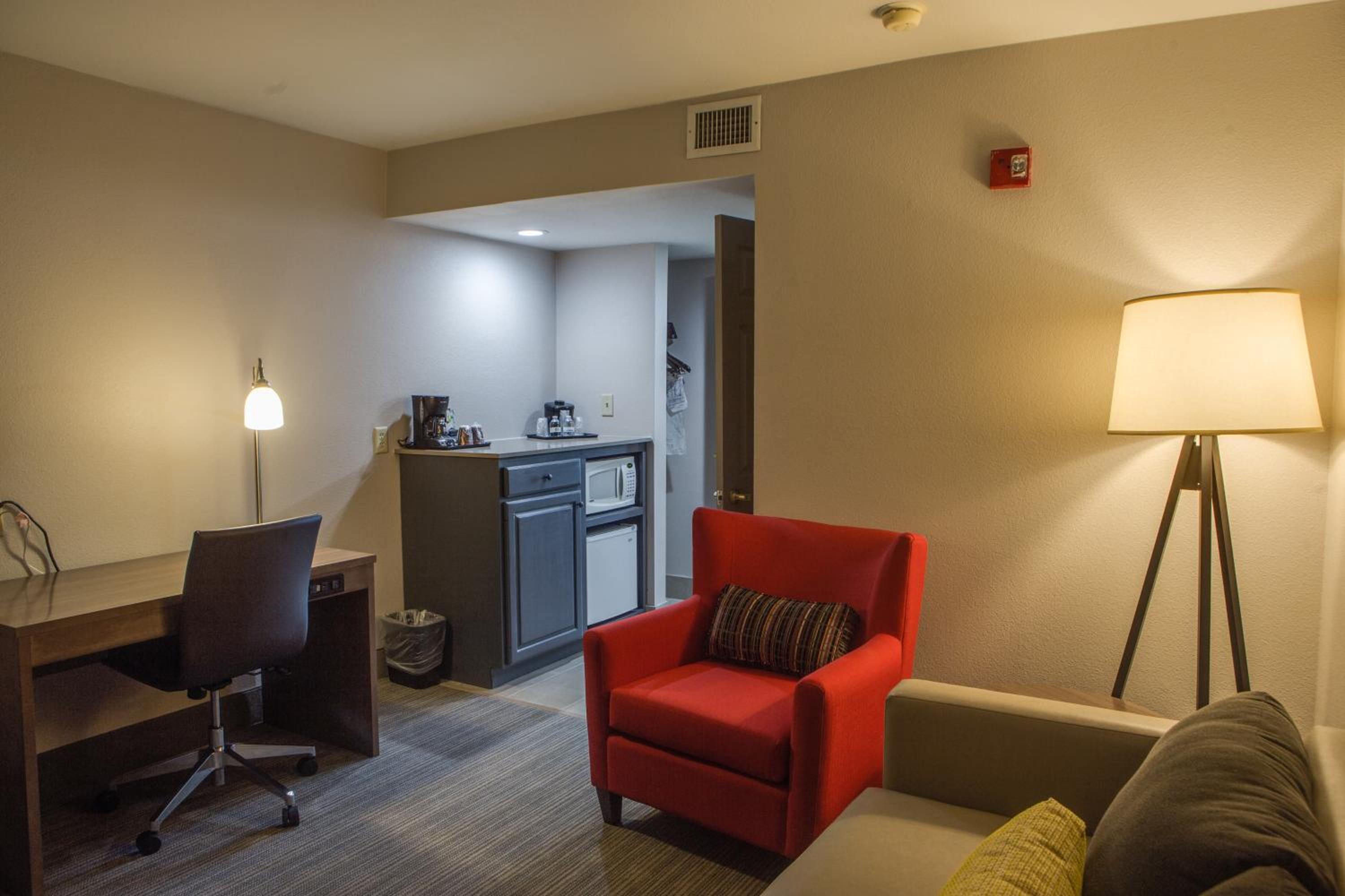 King Suite with Sofa Bed - Non-Smoking - Photo 9