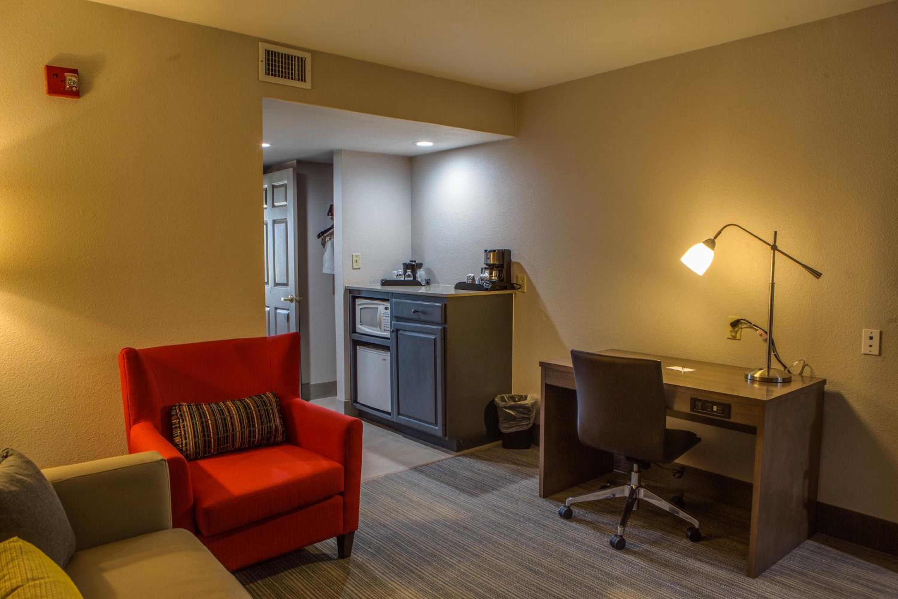 King Suite with Sofa Bed - Non-Smoking - Photo 7
