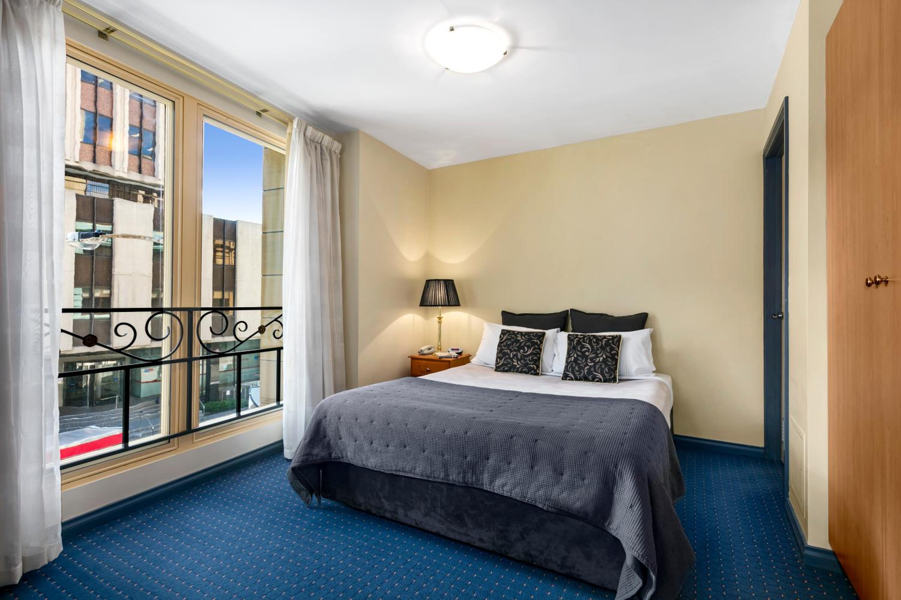Executive Suite - Photo 3