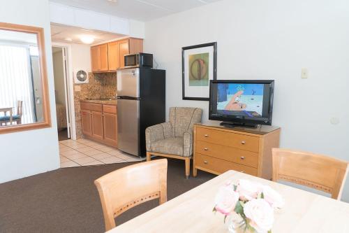 Deluxe Queen Suite photo 1