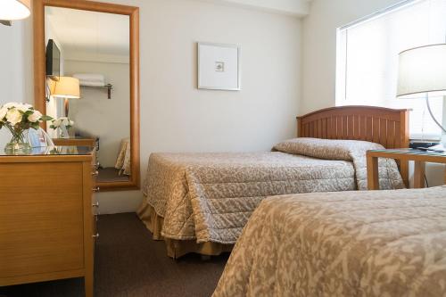 Deluxe Queen Suite photo 2