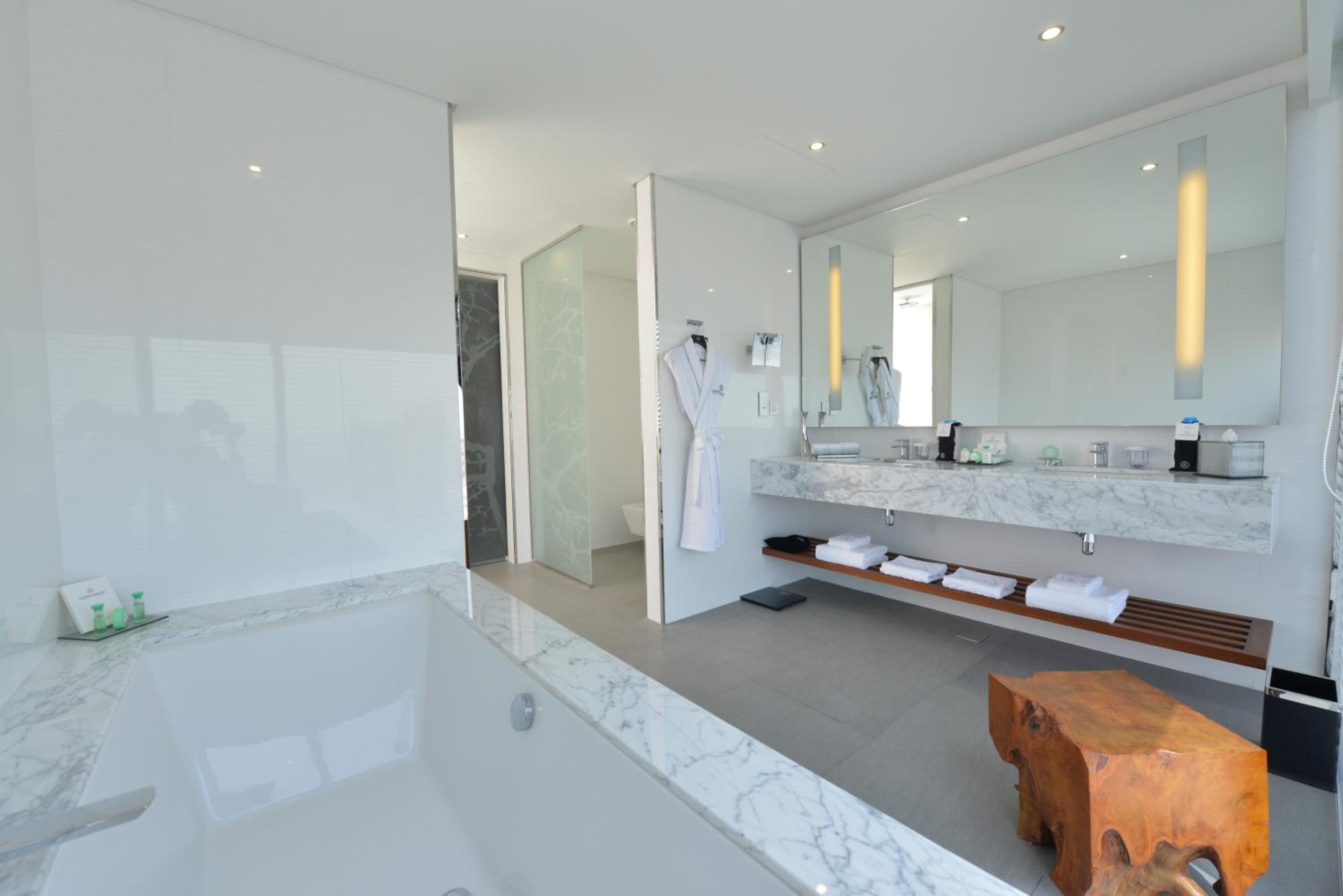Deluxe King Room photo 3