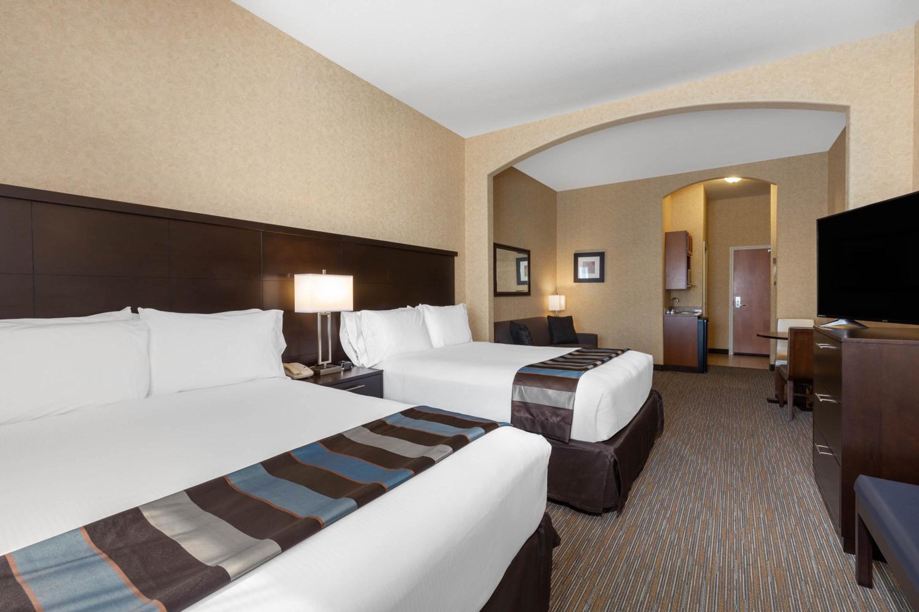 Deluxe Studio Suite with Two Queen Beds - Non-Smoking - Photo 1