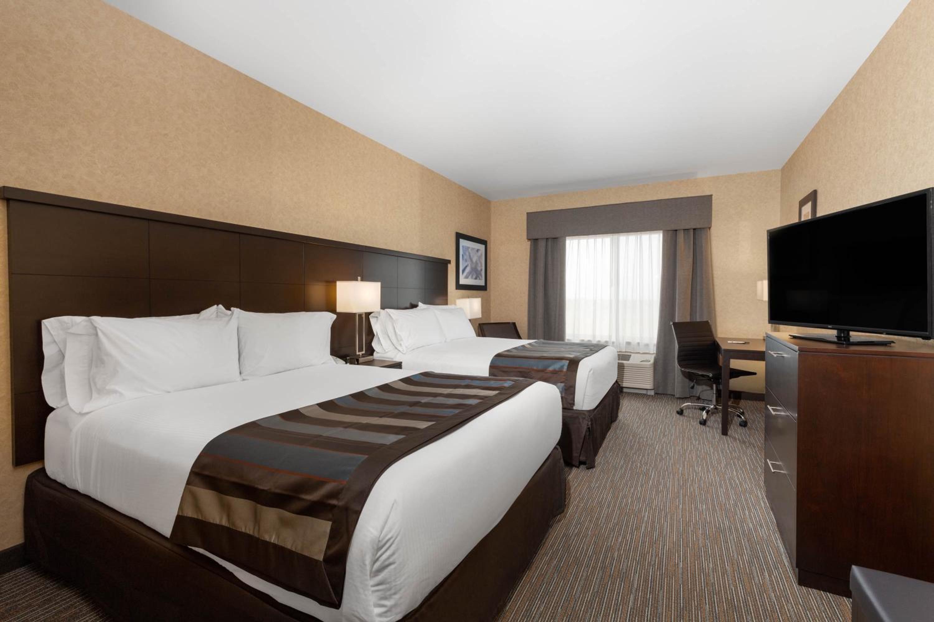 Queen Room with Two Queen Beds - Non-Smoking - Photo 4