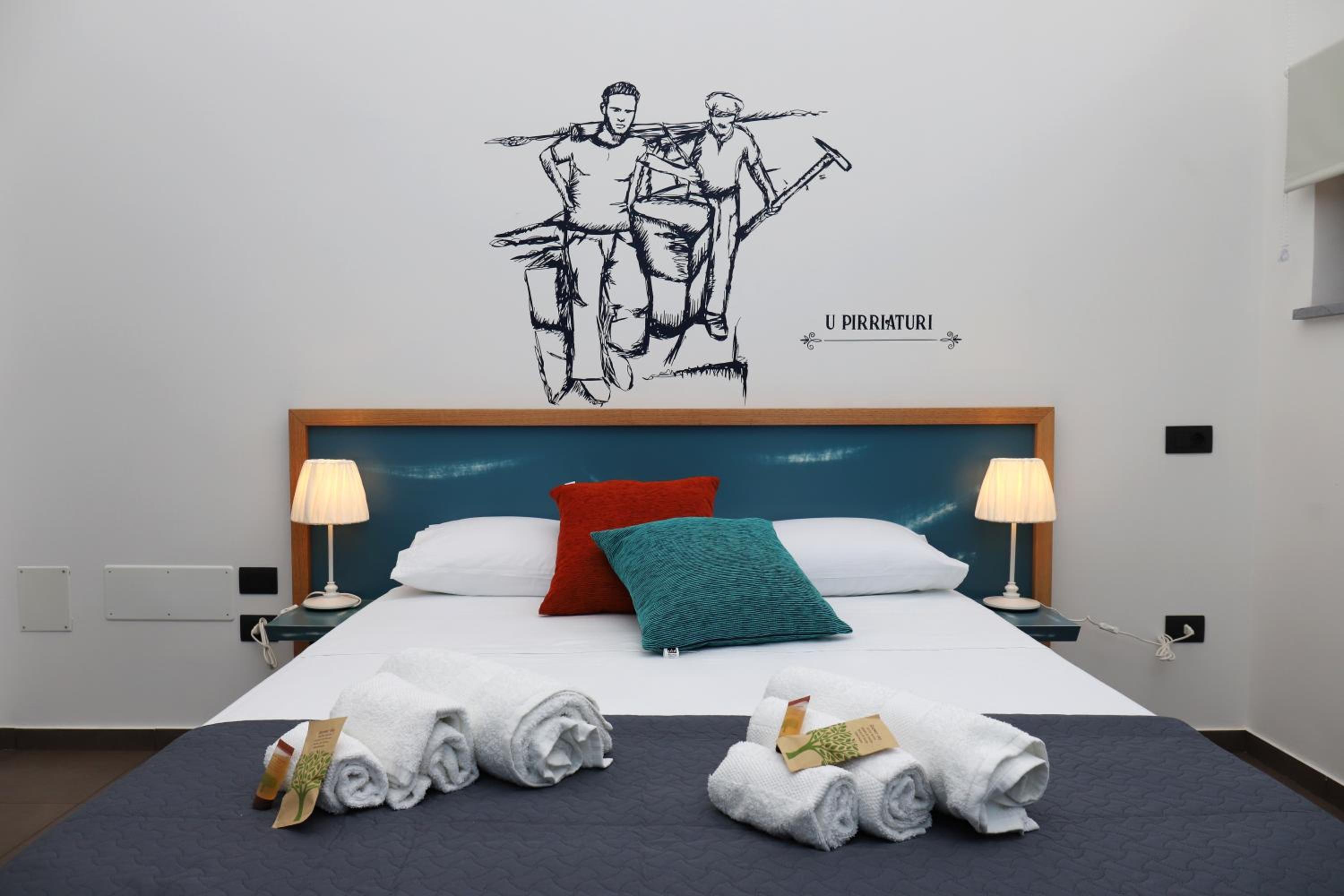 Deluxe Double Room - Photo 11