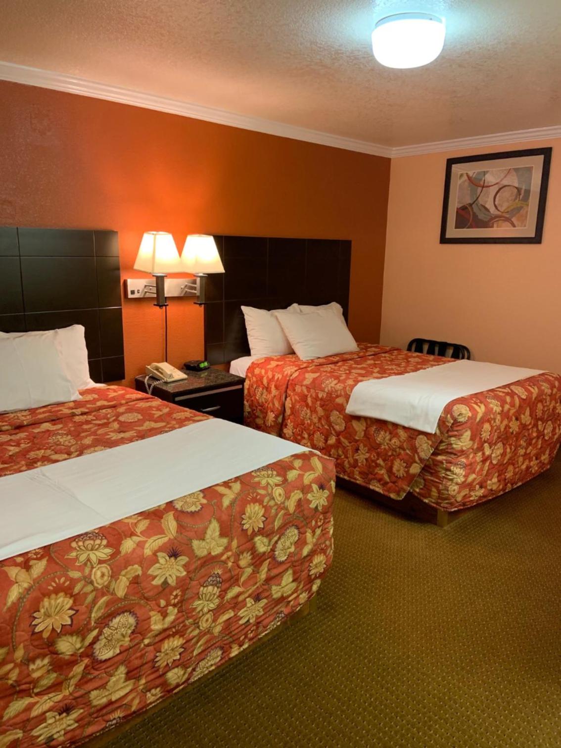 Queen Room with Two Queen Beds photo 3