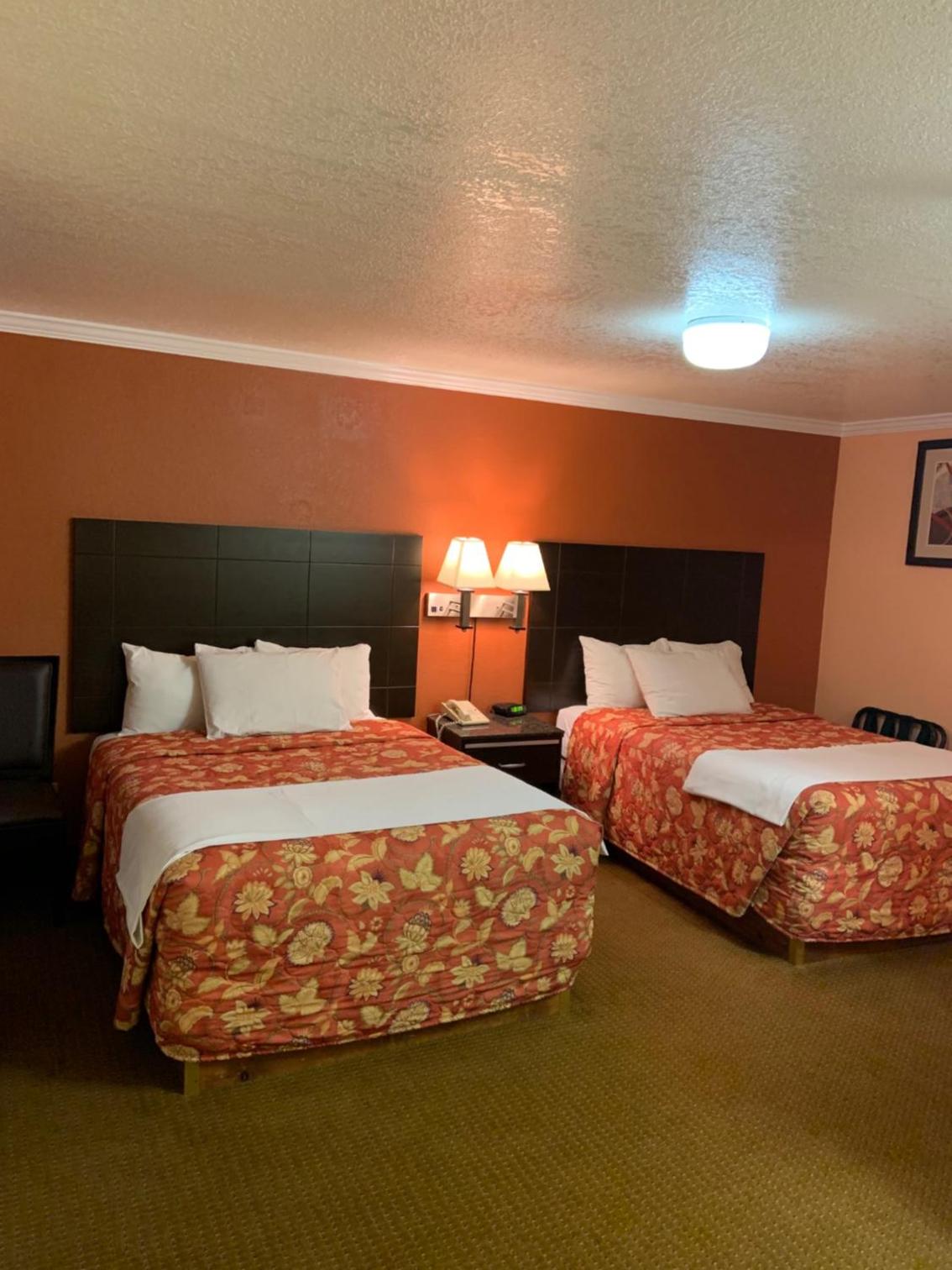 Queen Room with Two Queen Beds photo 2