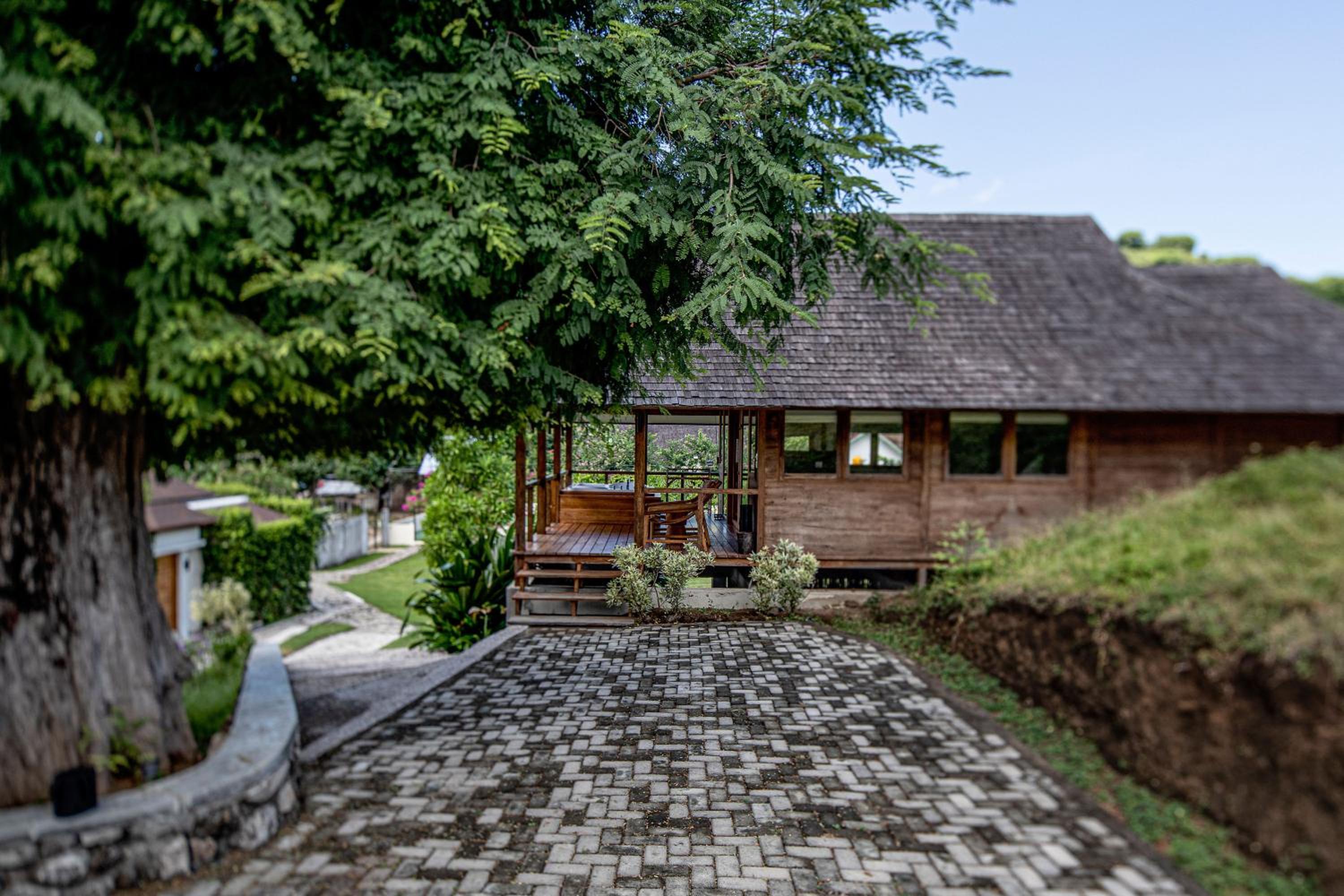 Hilltop Villa - Photo 2