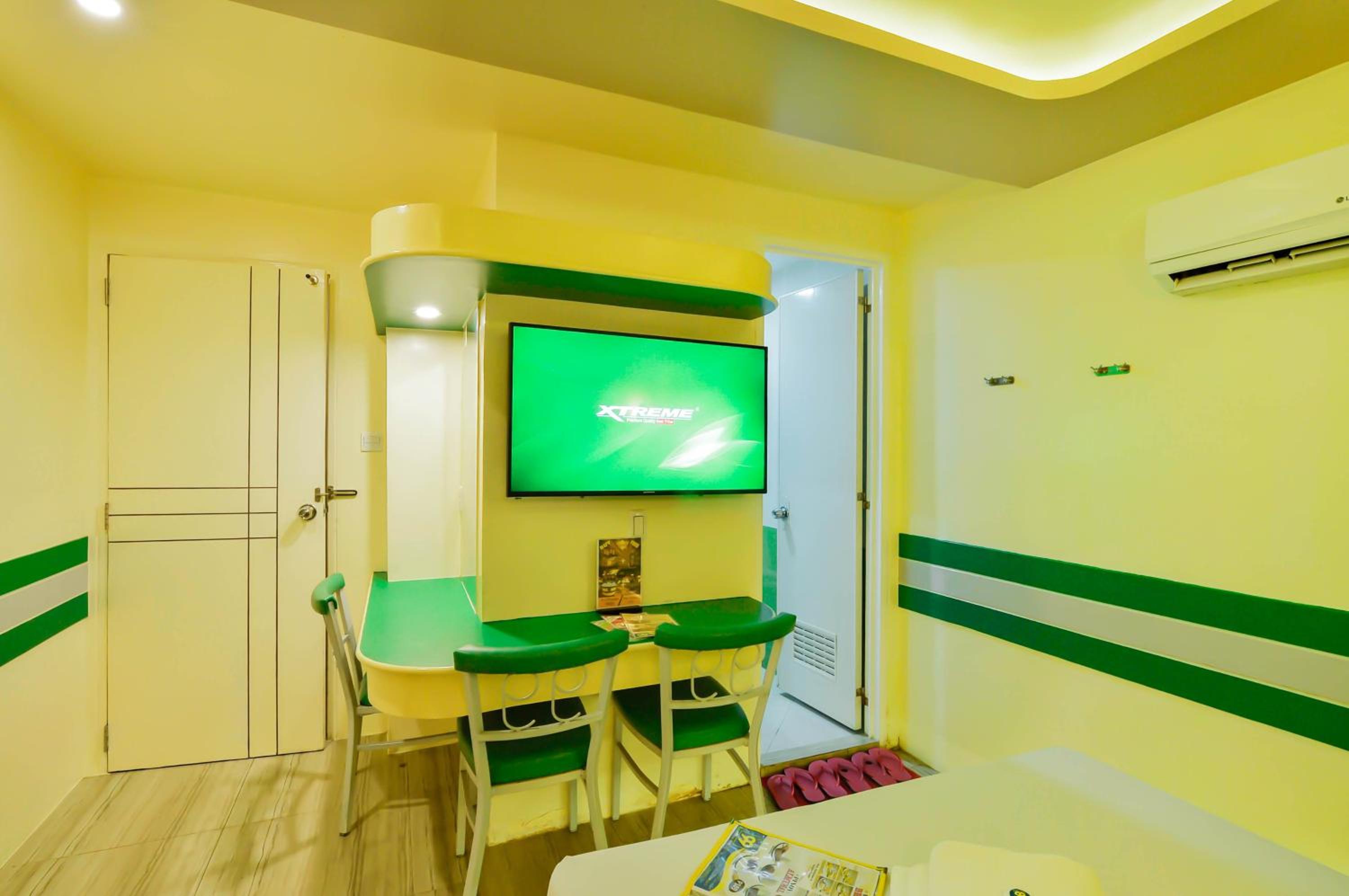 Family Room (No Window) - Photo 2