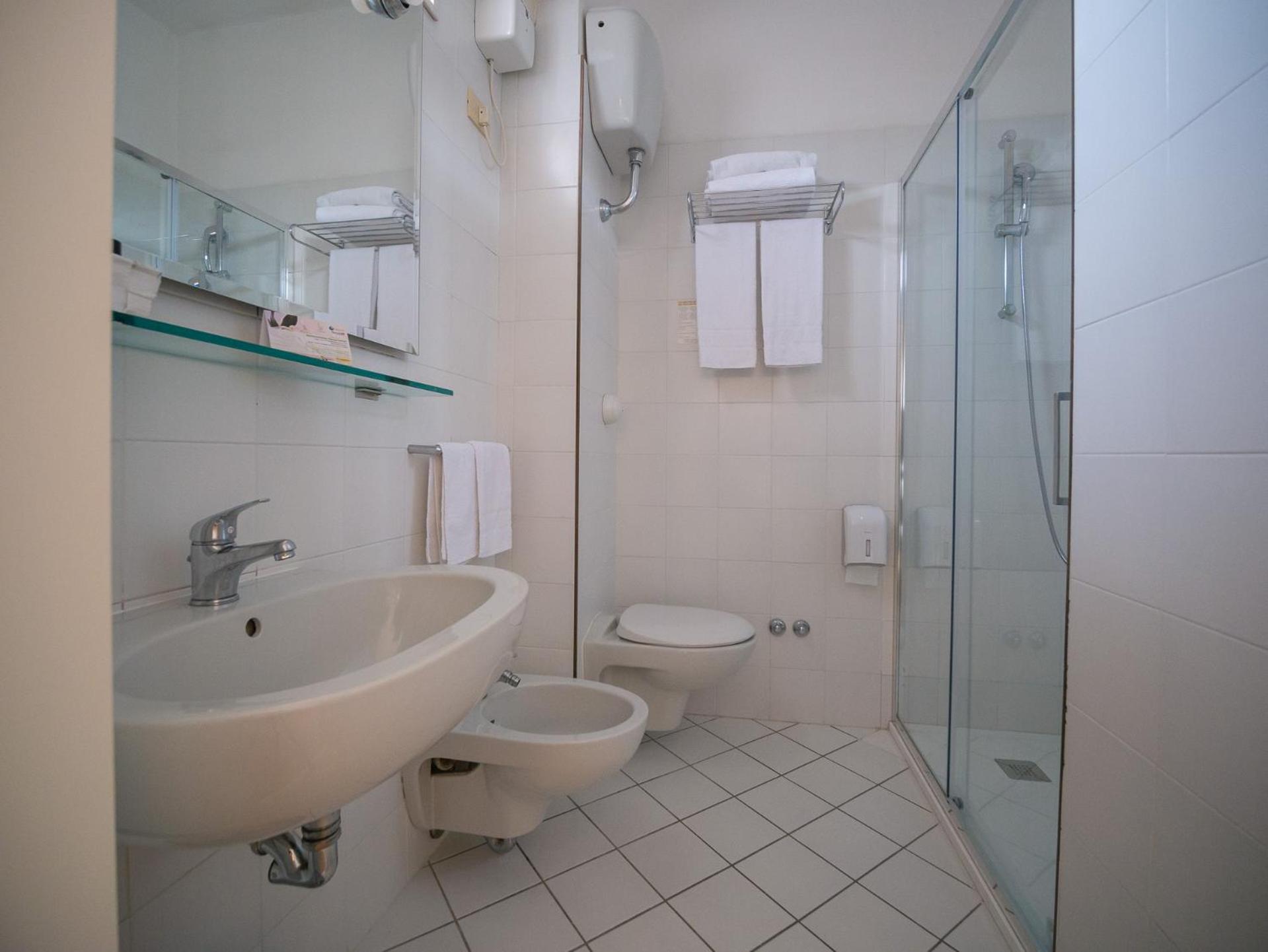 Double or Twin Room with City View - Photo 6