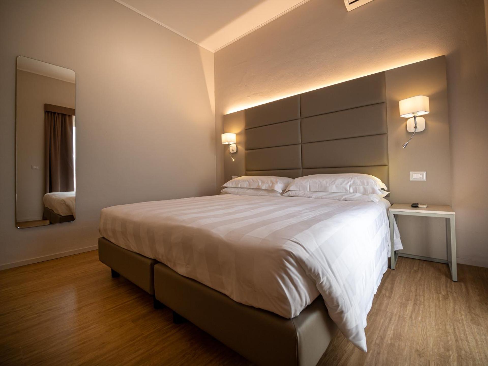 Double or Twin Room with City View - Photo 10