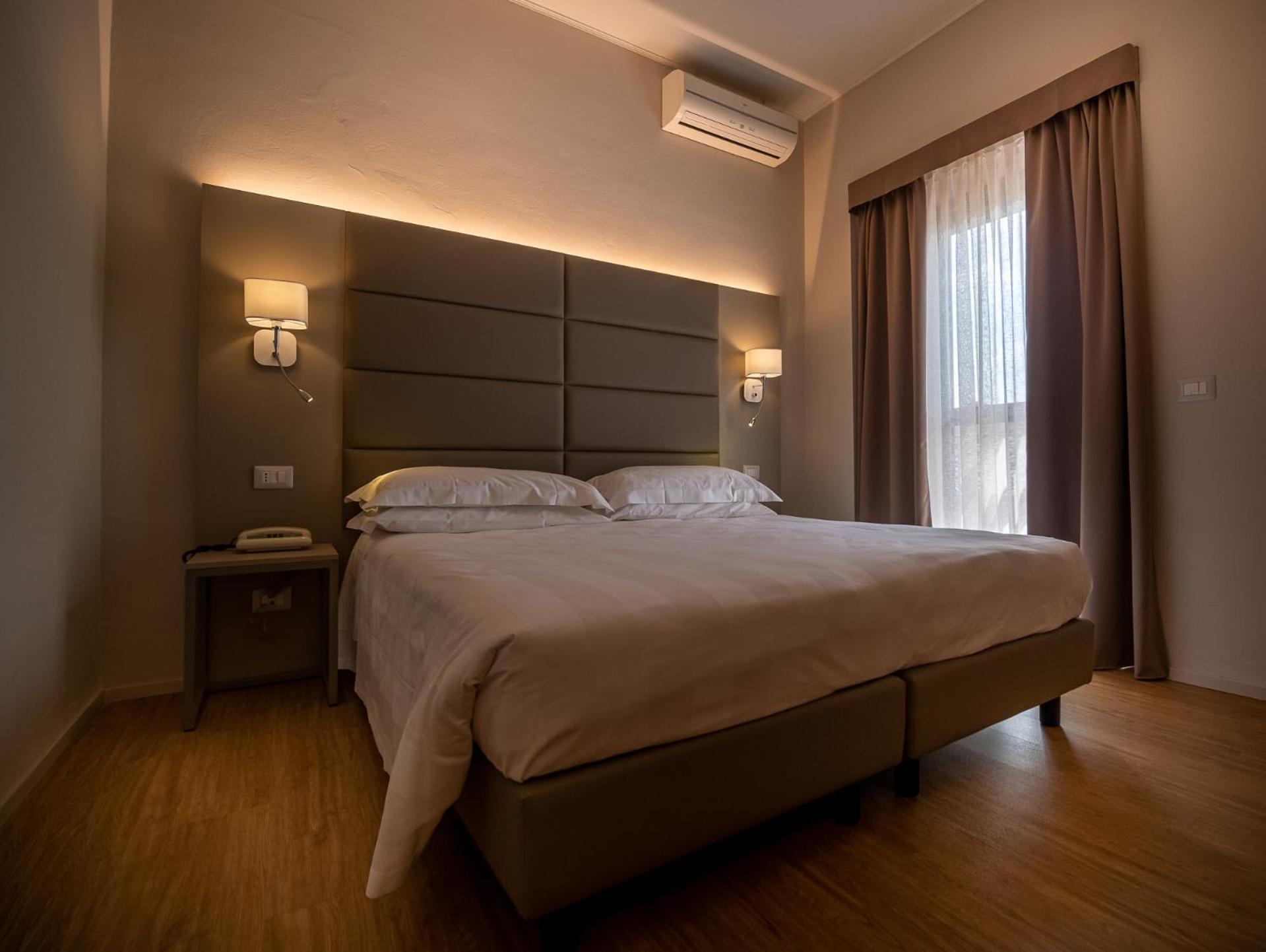 Double or Twin Room with City View - Photo 11