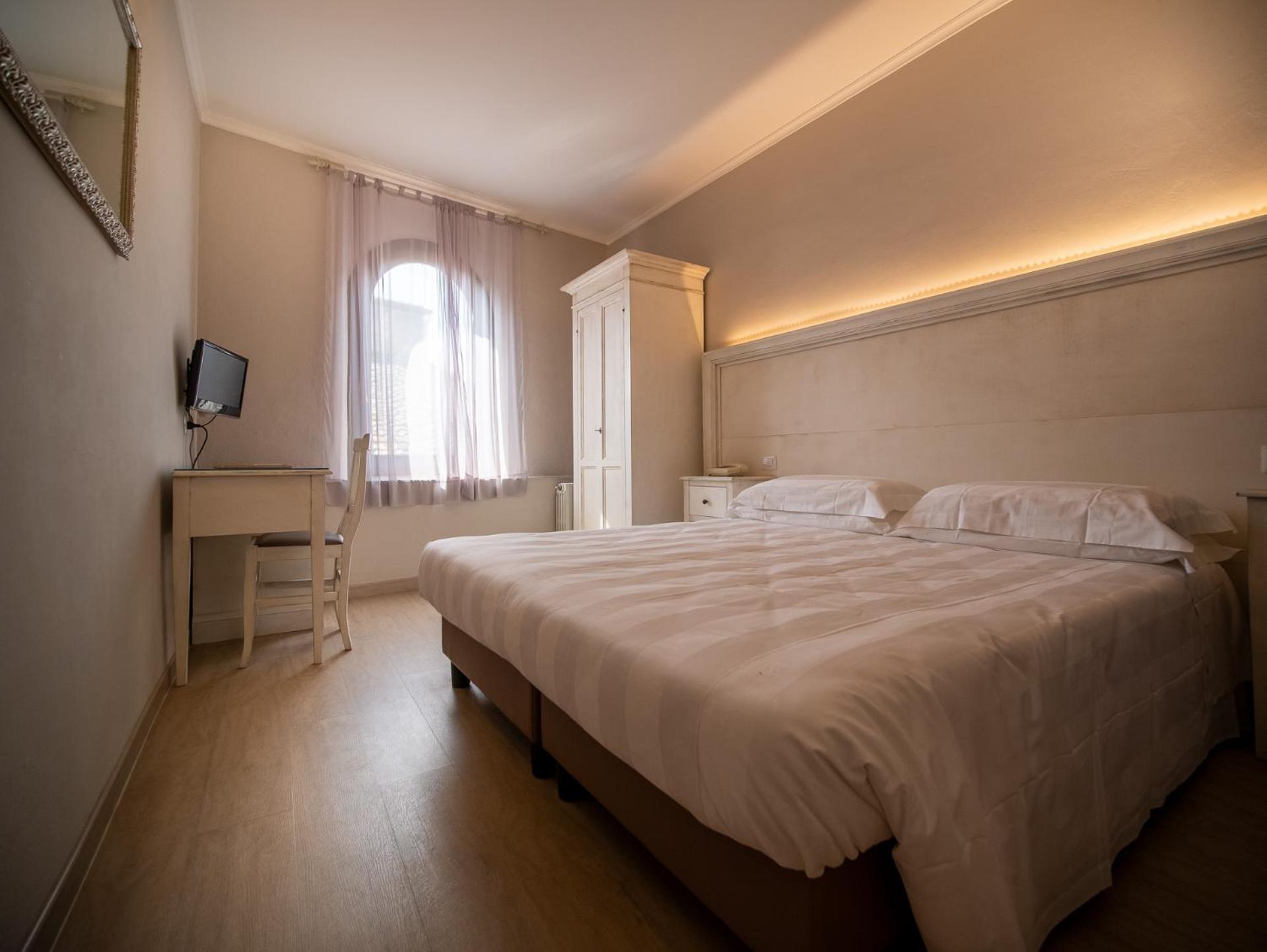 Double or Twin Room with City View - Photo 12