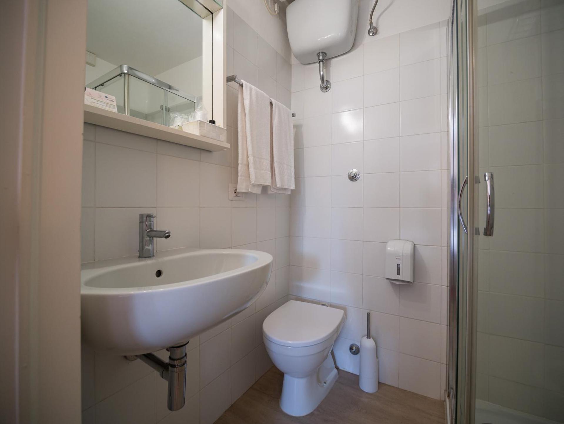 Double or Twin Room with City View - Photo 13