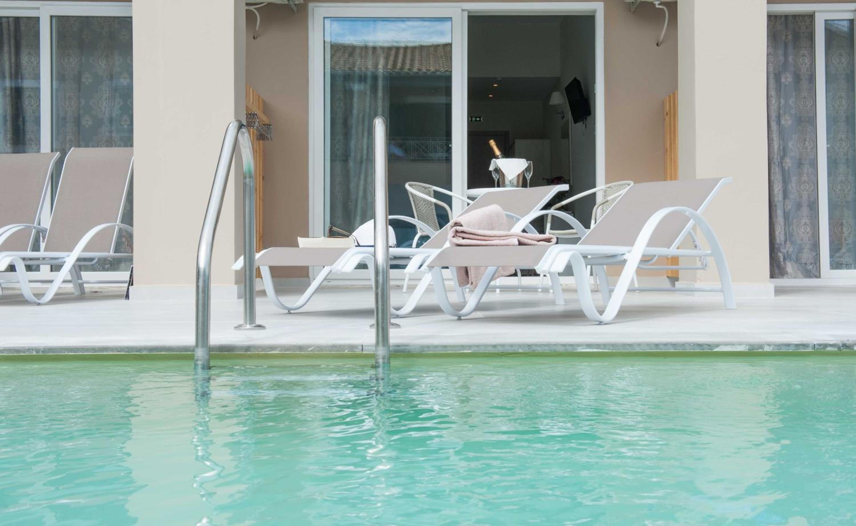 Junior Suite with sharing pool photo 3