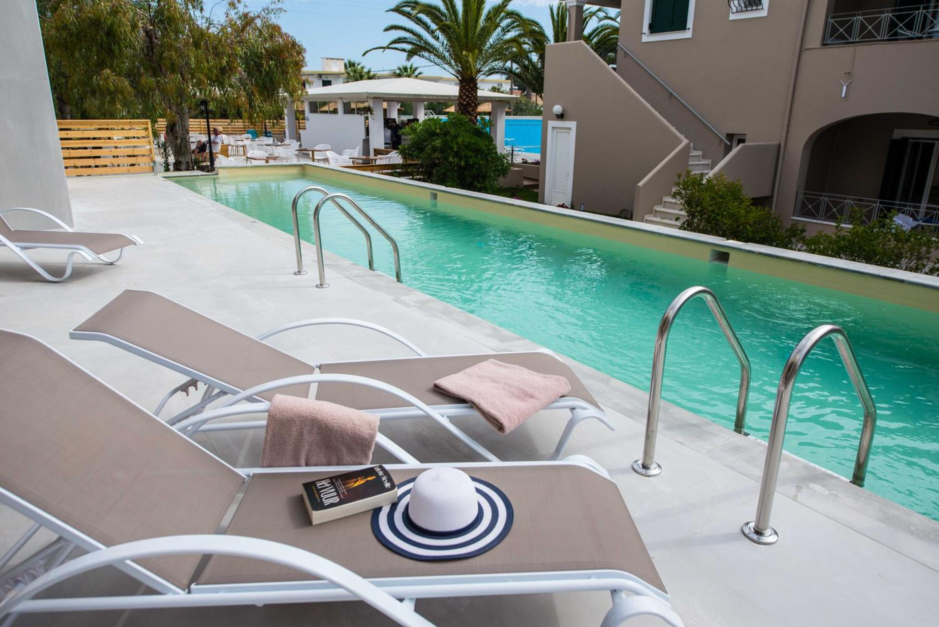 Junior Suite with sharing pool photo 2