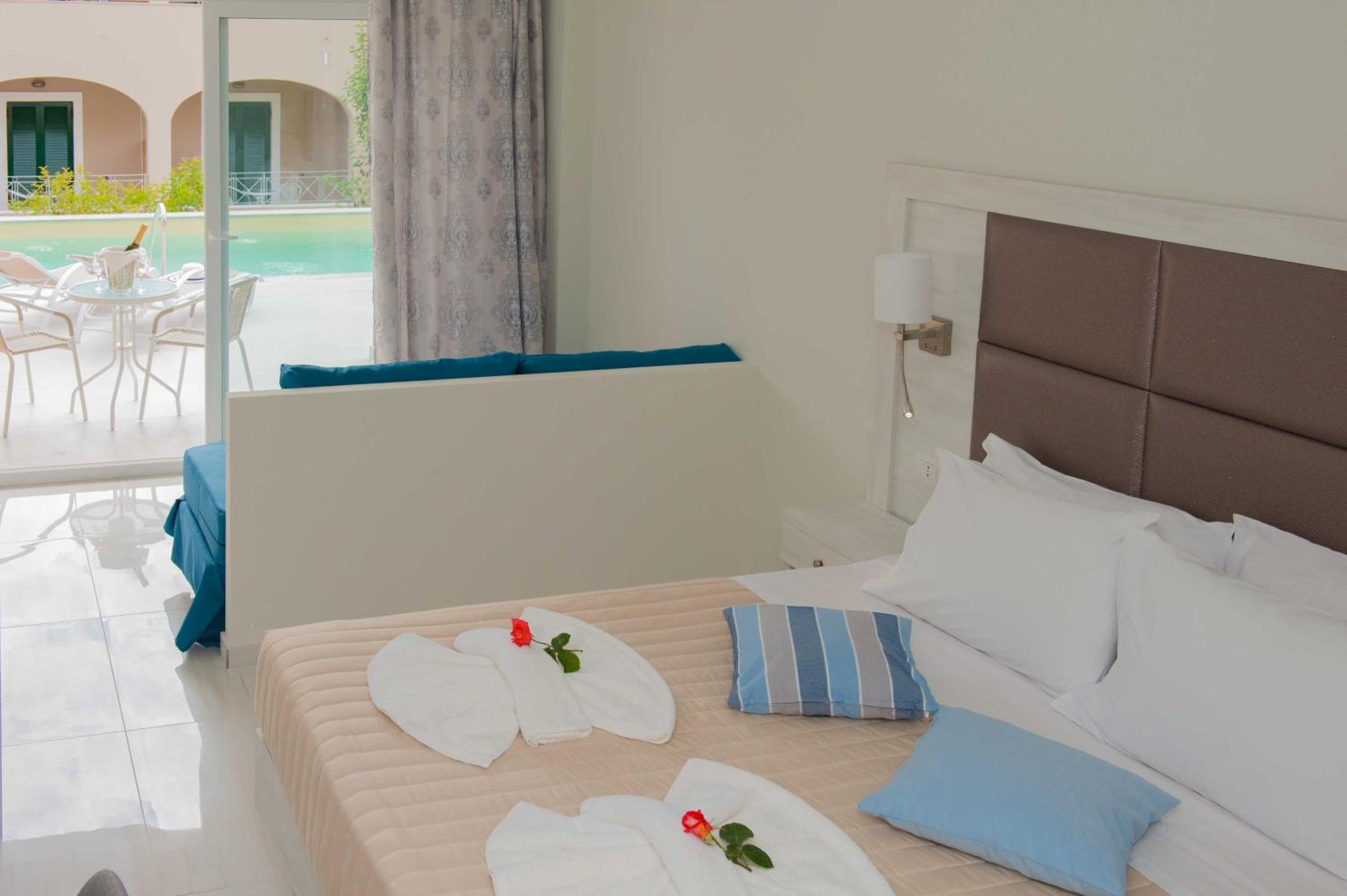 Junior Suite with sharing pool photo 1