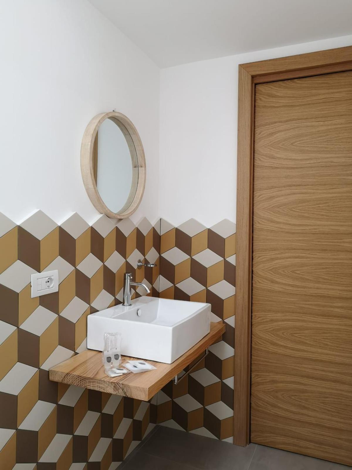 Double or Twin Room with Private Bathroom photo 2