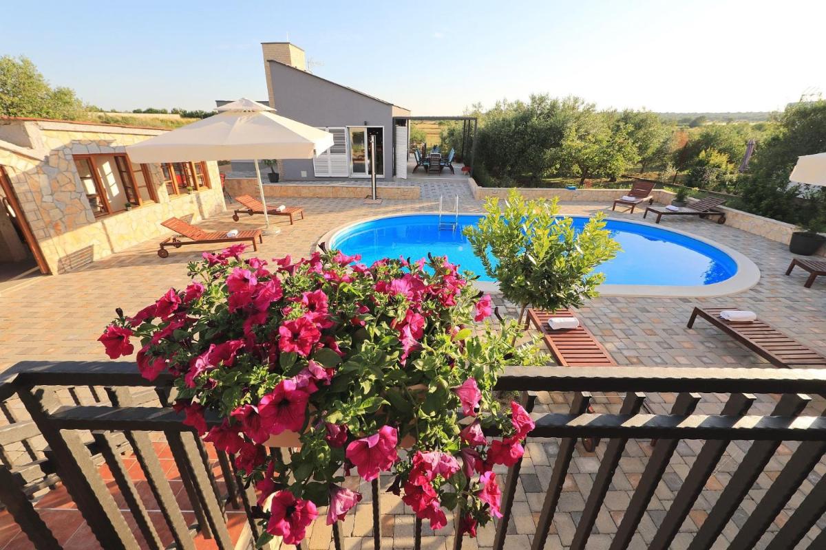 Villa photo 2